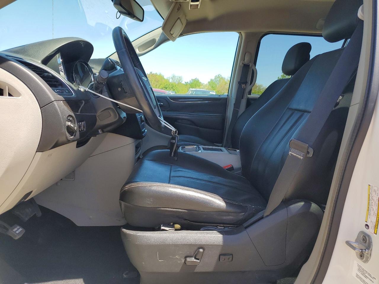 2013 Chrysler Town & Country Touring White vin: 2C4RC1BGXDR745641