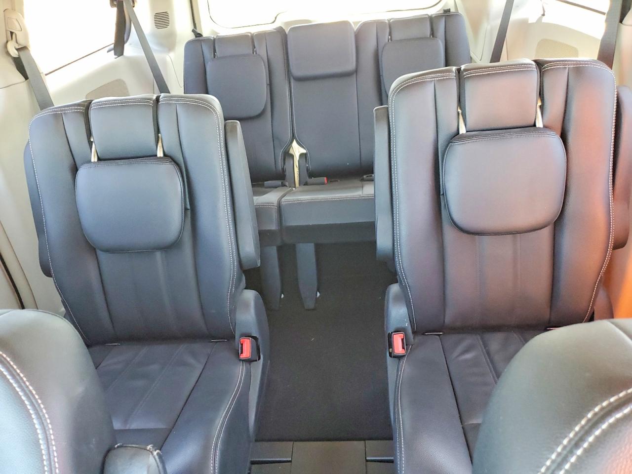2013 Chrysler Town & Country Touring White vin: 2C4RC1BGXDR745641