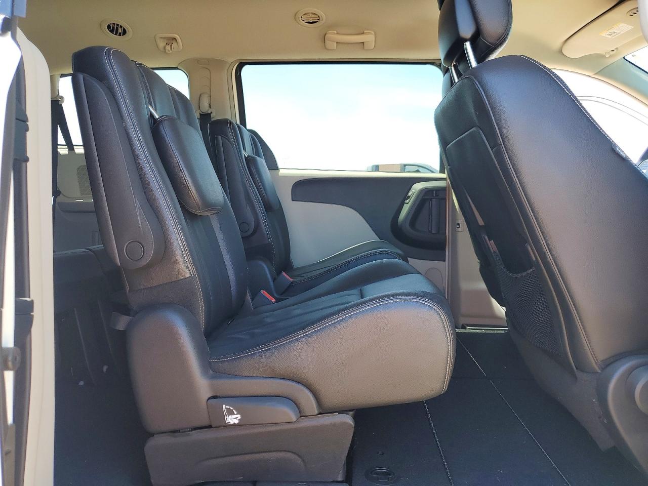 2013 Chrysler Town & Country Touring White vin: 2C4RC1BGXDR745641