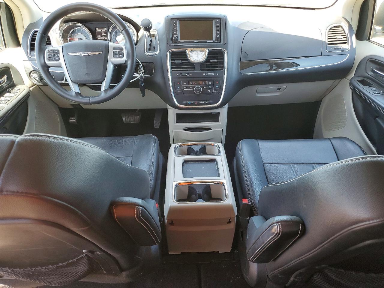 2013 Chrysler Town & Country Touring White vin: 2C4RC1BGXDR745641