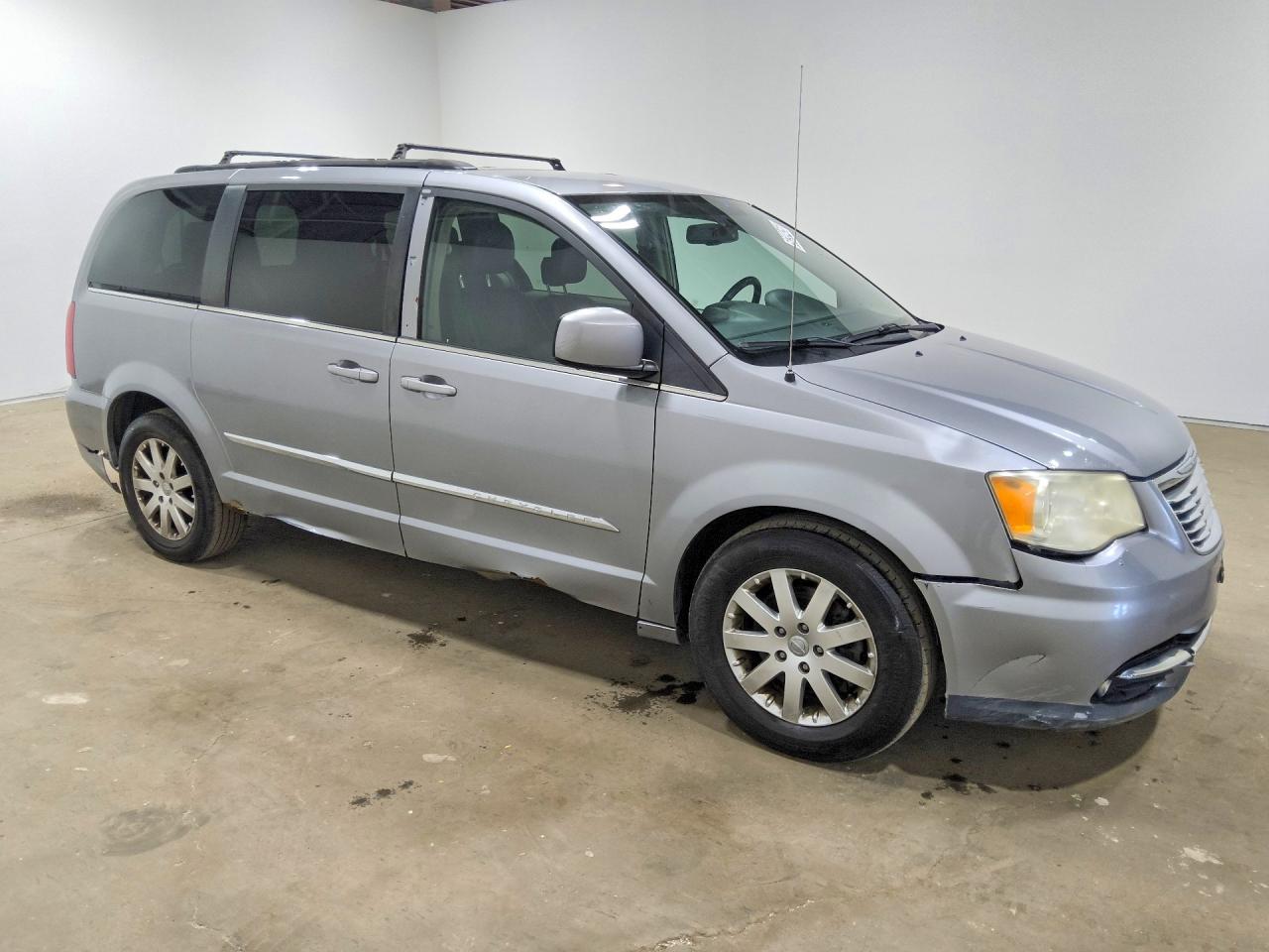 2014 Chrysler Town & Country Touring Silver vin: 2C4RC1BGXER111019