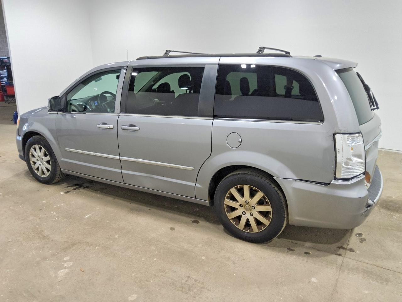 2014 Chrysler Town & Country Touring Silver vin: 2C4RC1BGXER111019