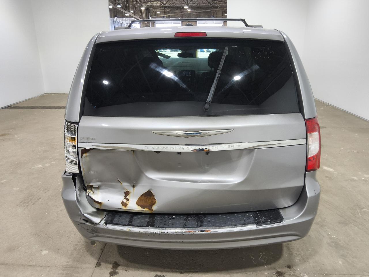 2014 Chrysler Town & Country Touring Silver vin: 2C4RC1BGXER111019 Damage: Lift Gate, Severe Damage, Replacement Required