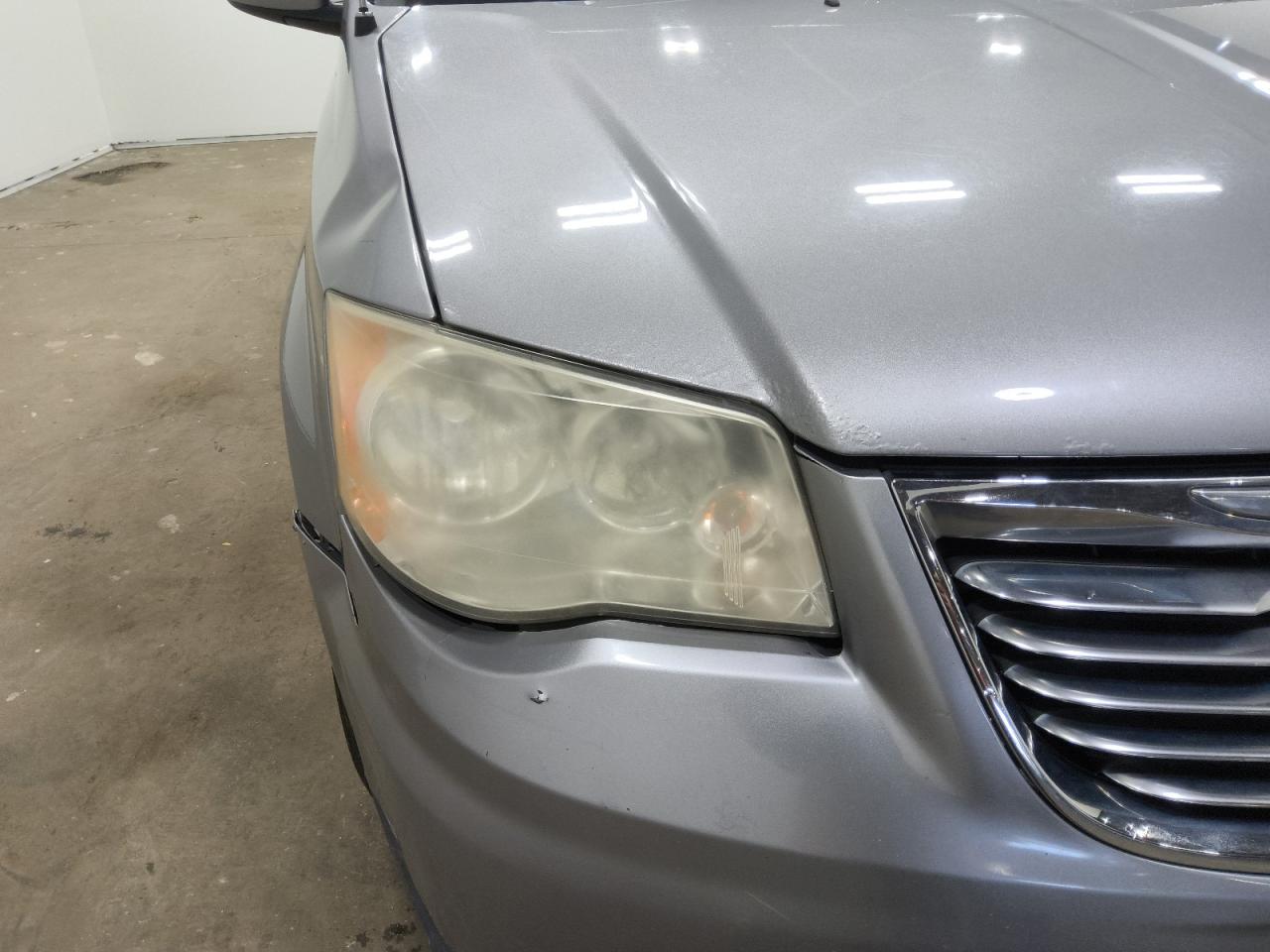 2014 Chrysler Town & Country Touring Silver vin: 2C4RC1BGXER111019 Damage: Right Head Lamp, Faded, Acceptable