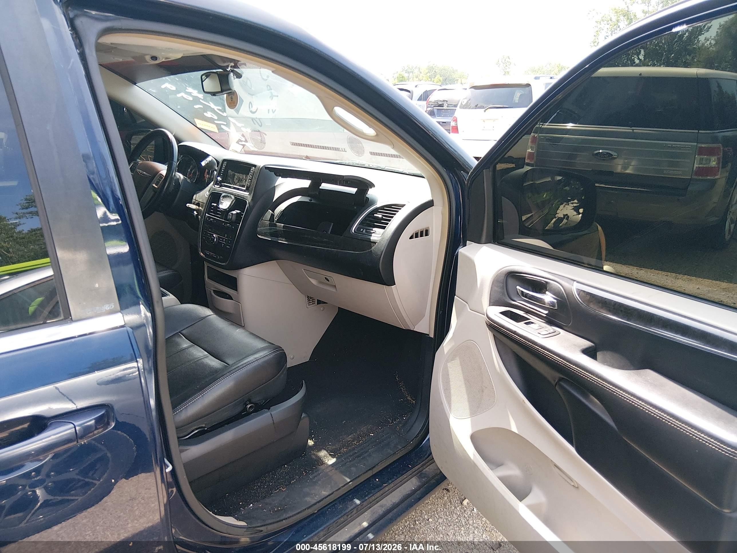 2014 Chrysler Town & Country Touring Blue vin: 2C4RC1BGXER112316
