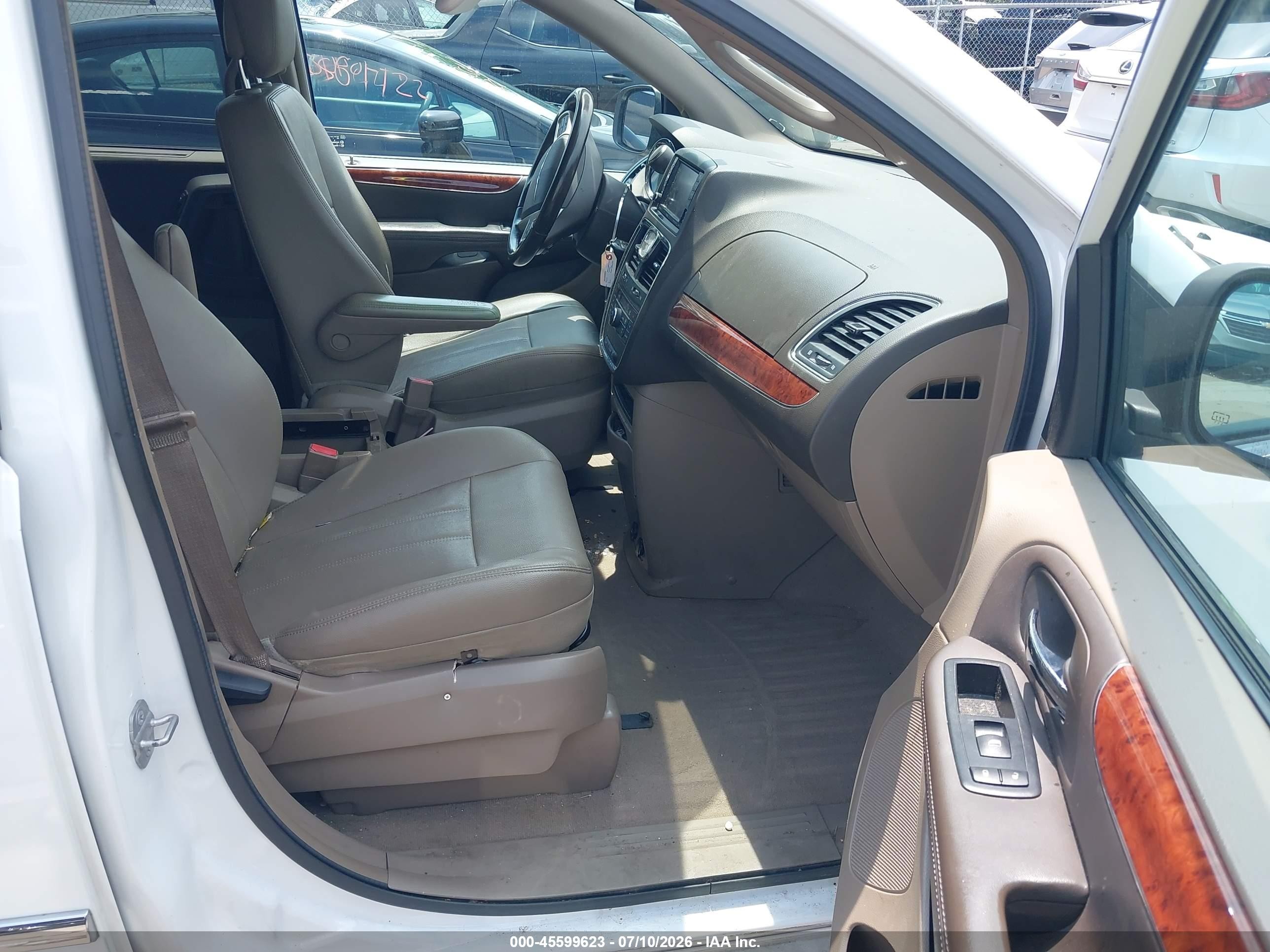 2014 Chrysler Town & Country Touring White vin: 2C4RC1BGXER228275