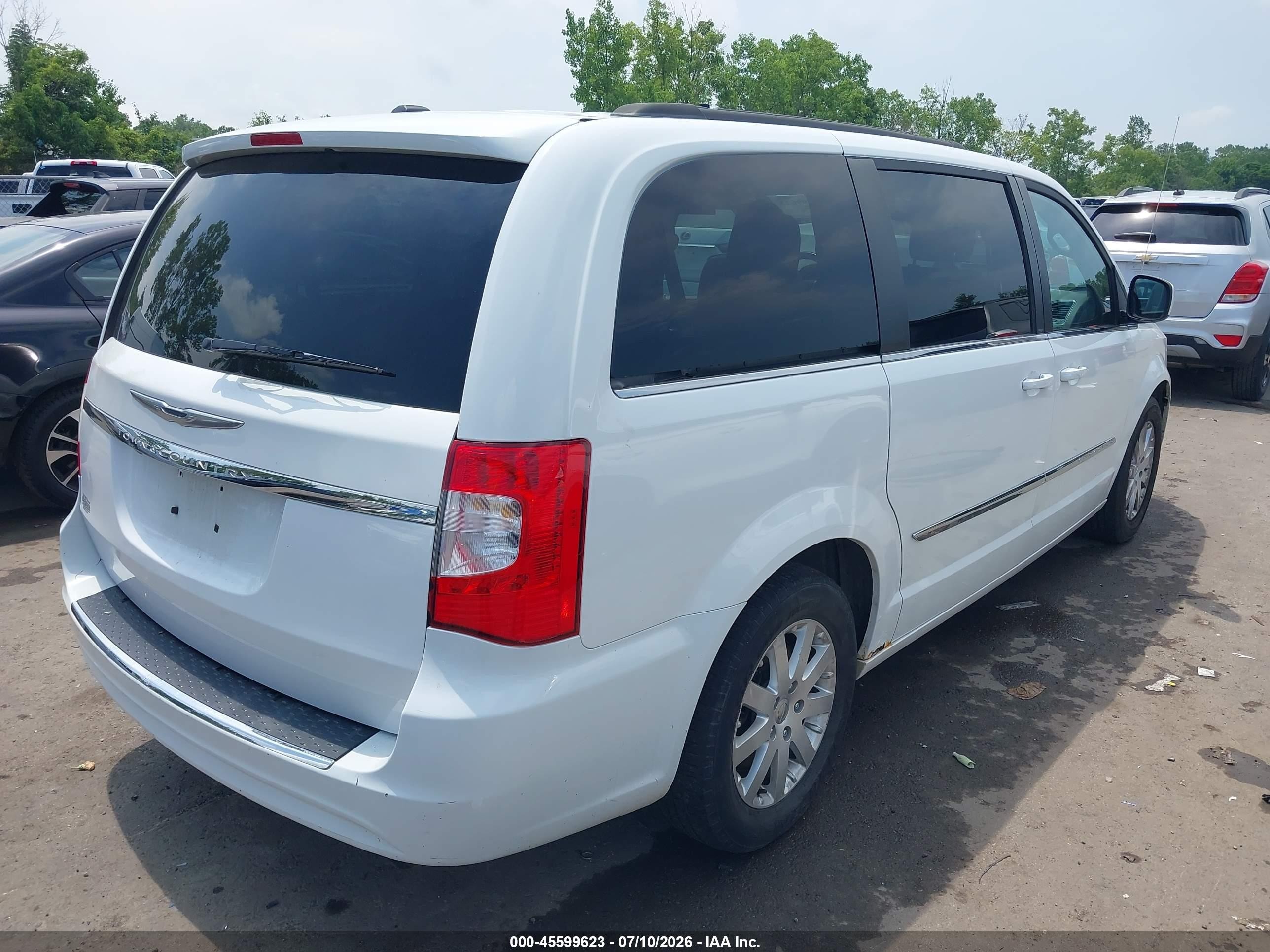 2014 Chrysler Town & Country Touring White vin: 2C4RC1BGXER228275
