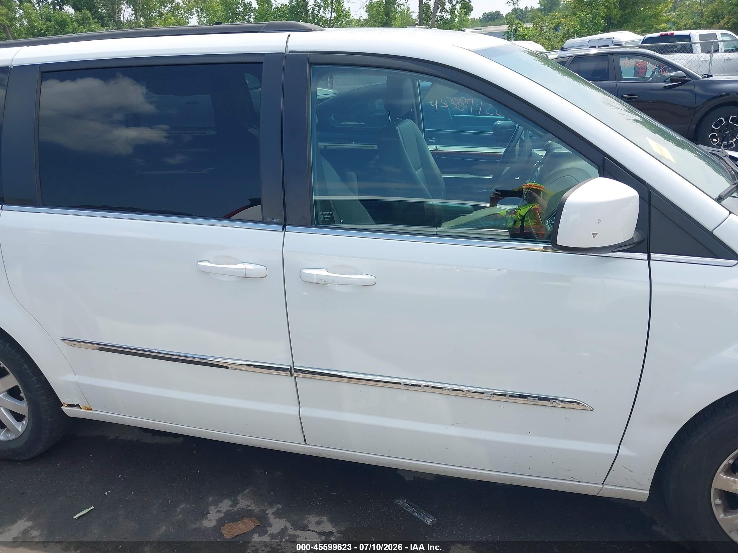 2014 Chrysler Town & Country Touring White vin: 2C4RC1BGXER228275