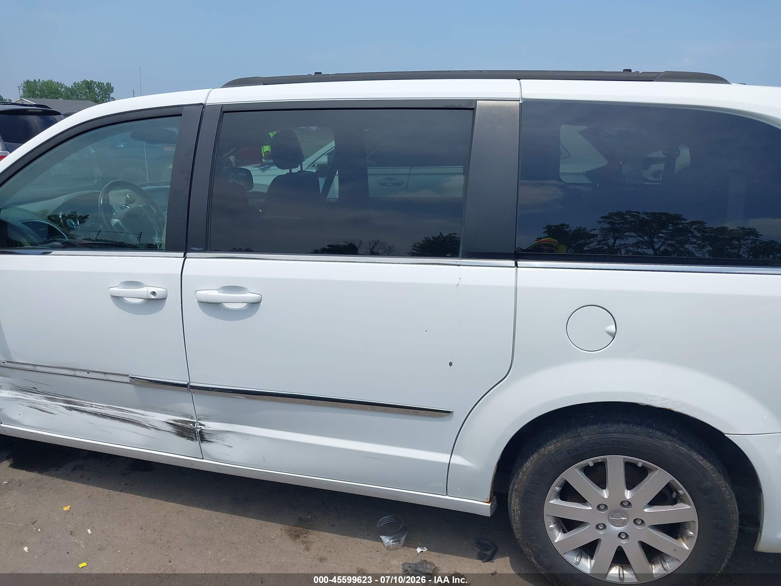 2014 Chrysler Town & Country Touring White vin: 2C4RC1BGXER228275