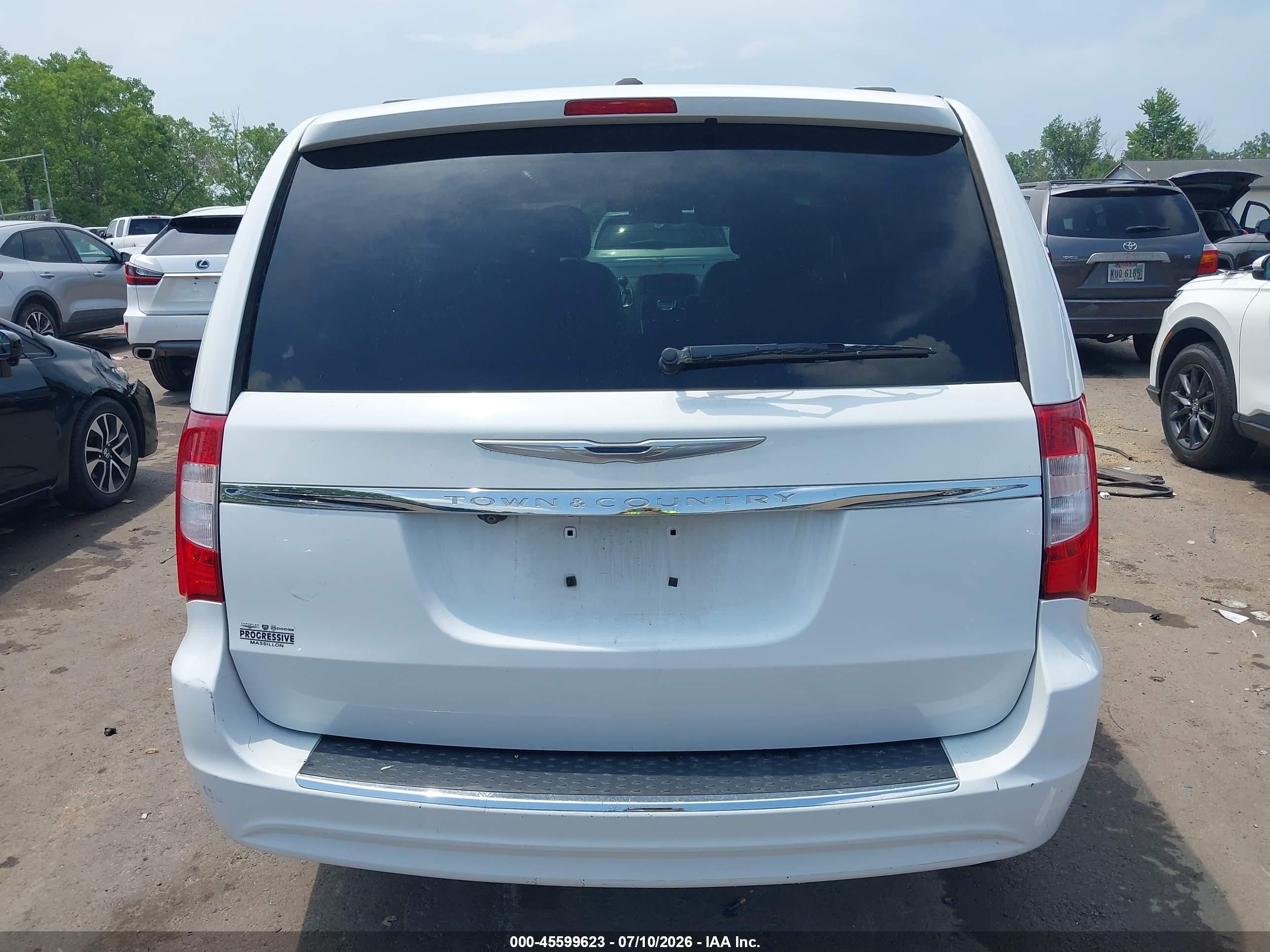 2014 Chrysler Town & Country Touring White vin: 2C4RC1BGXER228275