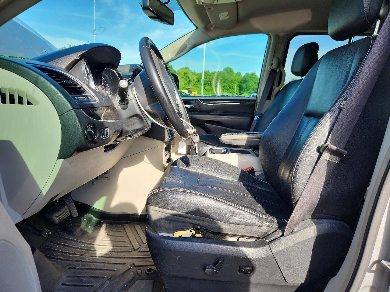2014 Chrysler Town & Country Touring Silver vin: 2C4RC1BGXER274785