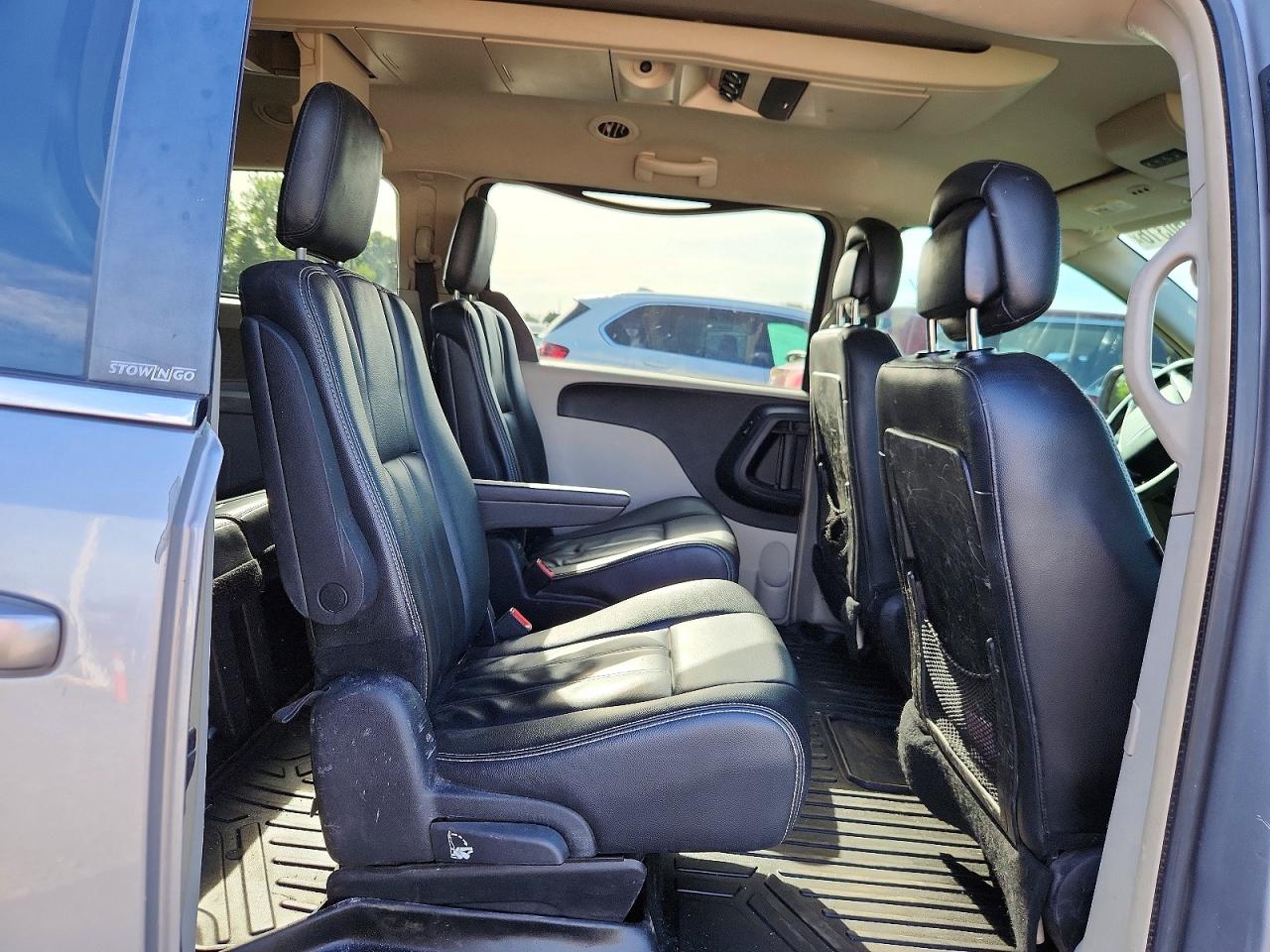 2014 Chrysler Town & Country Touring Silver vin: 2C4RC1BGXER274785