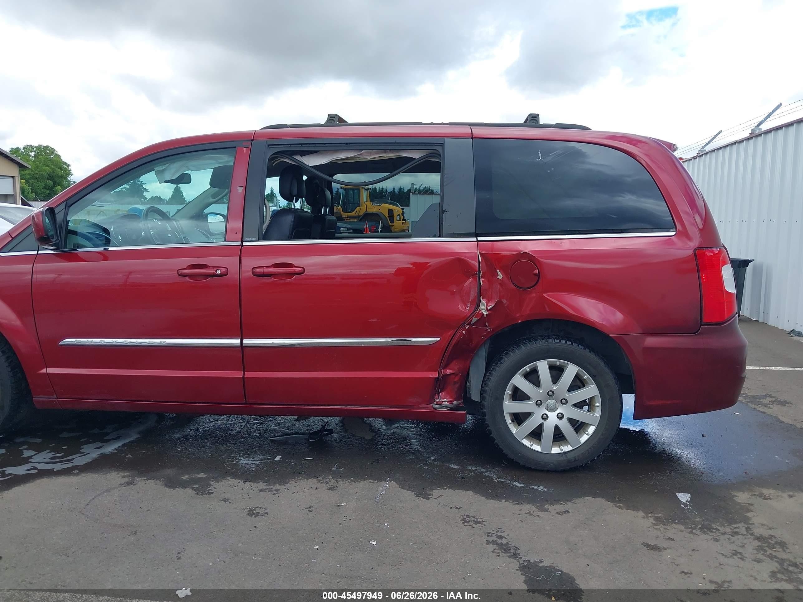 2014 Chrysler Town & Country Touring Red vin: 2C4RC1BGXER326903