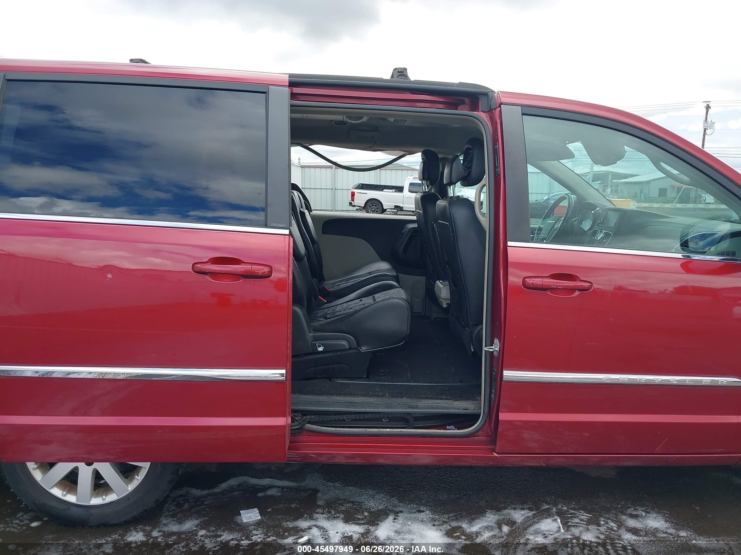 2014 Chrysler Town & Country Touring Red vin: 2C4RC1BGXER326903