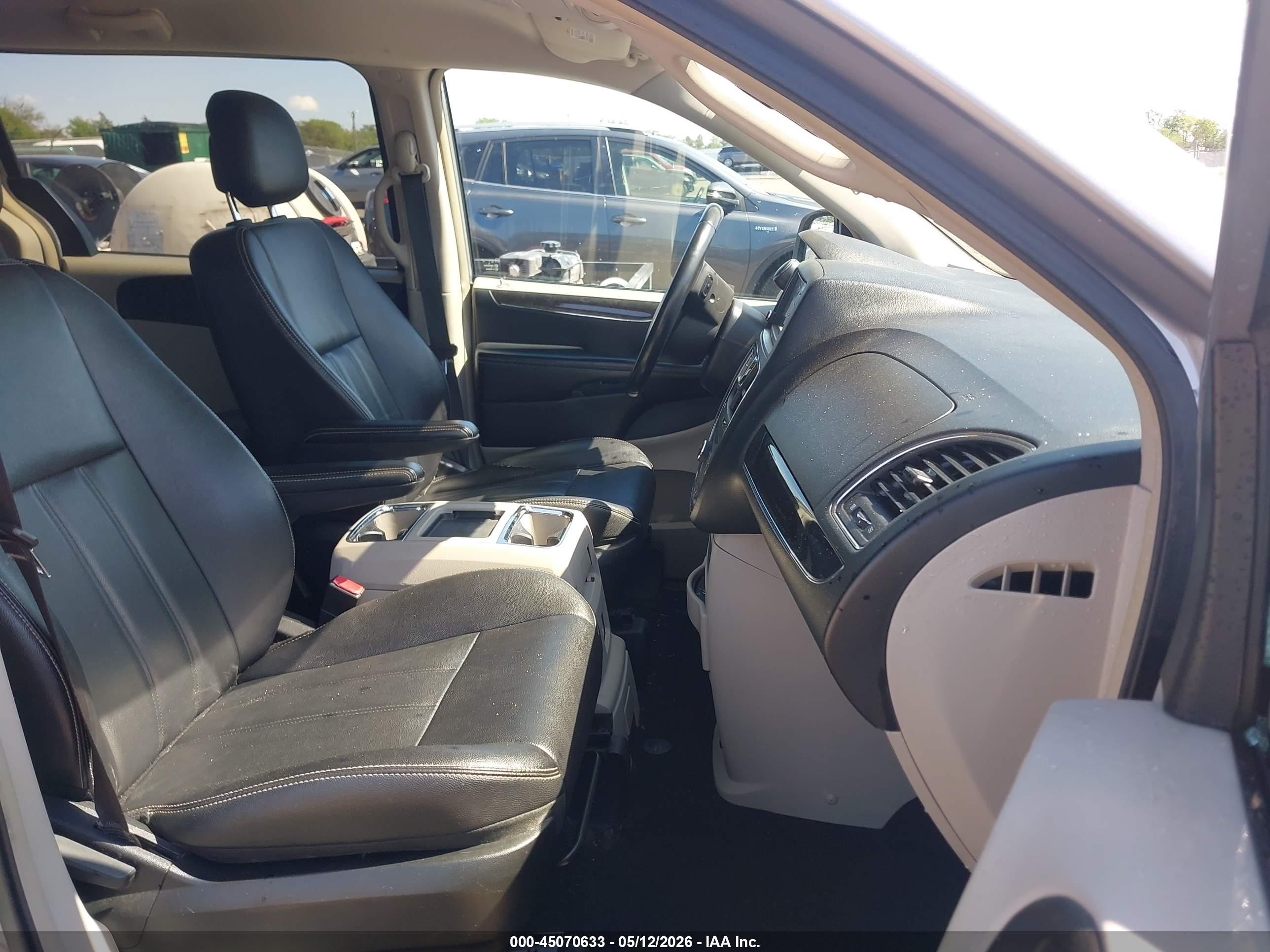 2014 Chrysler Town & Country Touring Silver vin: 2C4RC1BGXER348190