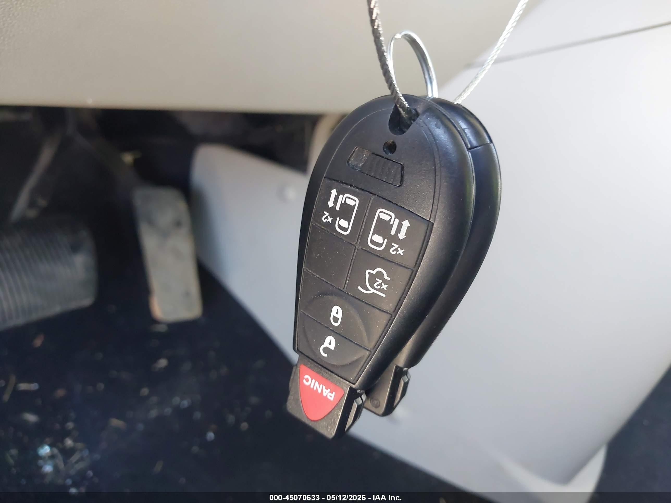 2014 Chrysler Town & Country Touring Silver vin: 2C4RC1BGXER348190
