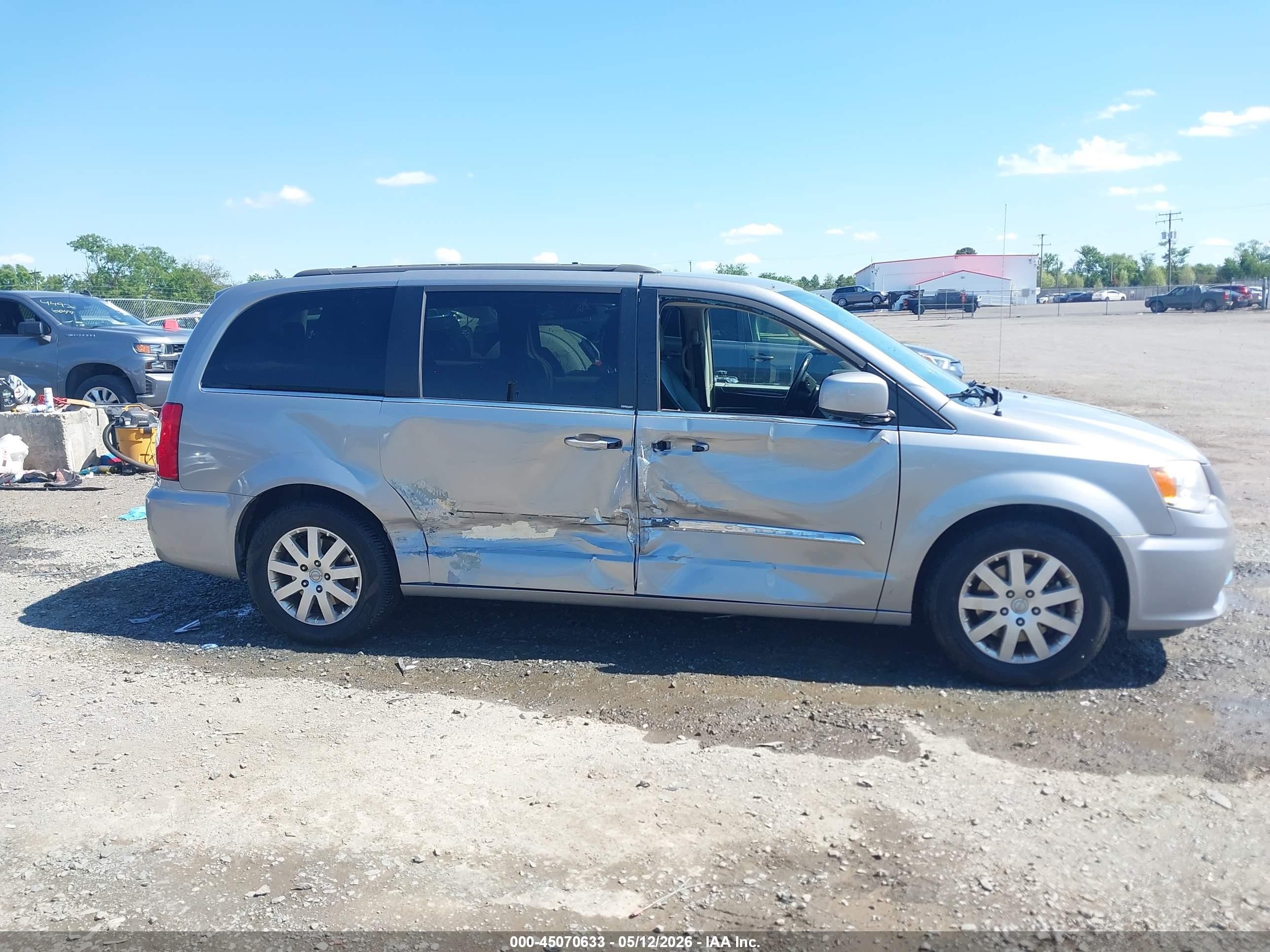2014 Chrysler Town & Country Touring Silver vin: 2C4RC1BGXER348190