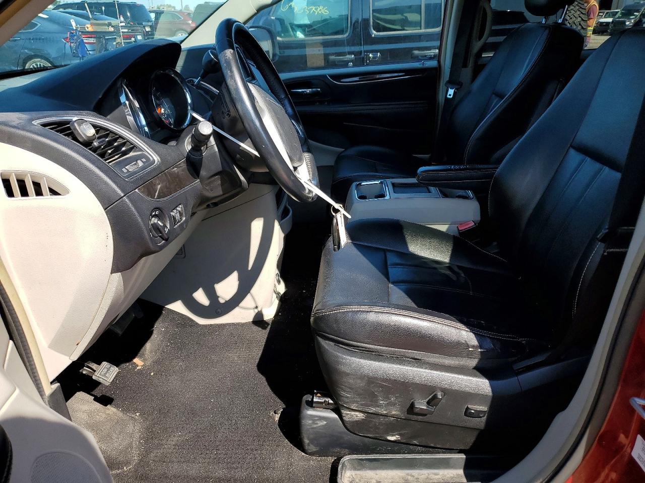 2014 Chrysler Town & Country Touring Red vin: 2C4RC1BGXER398829