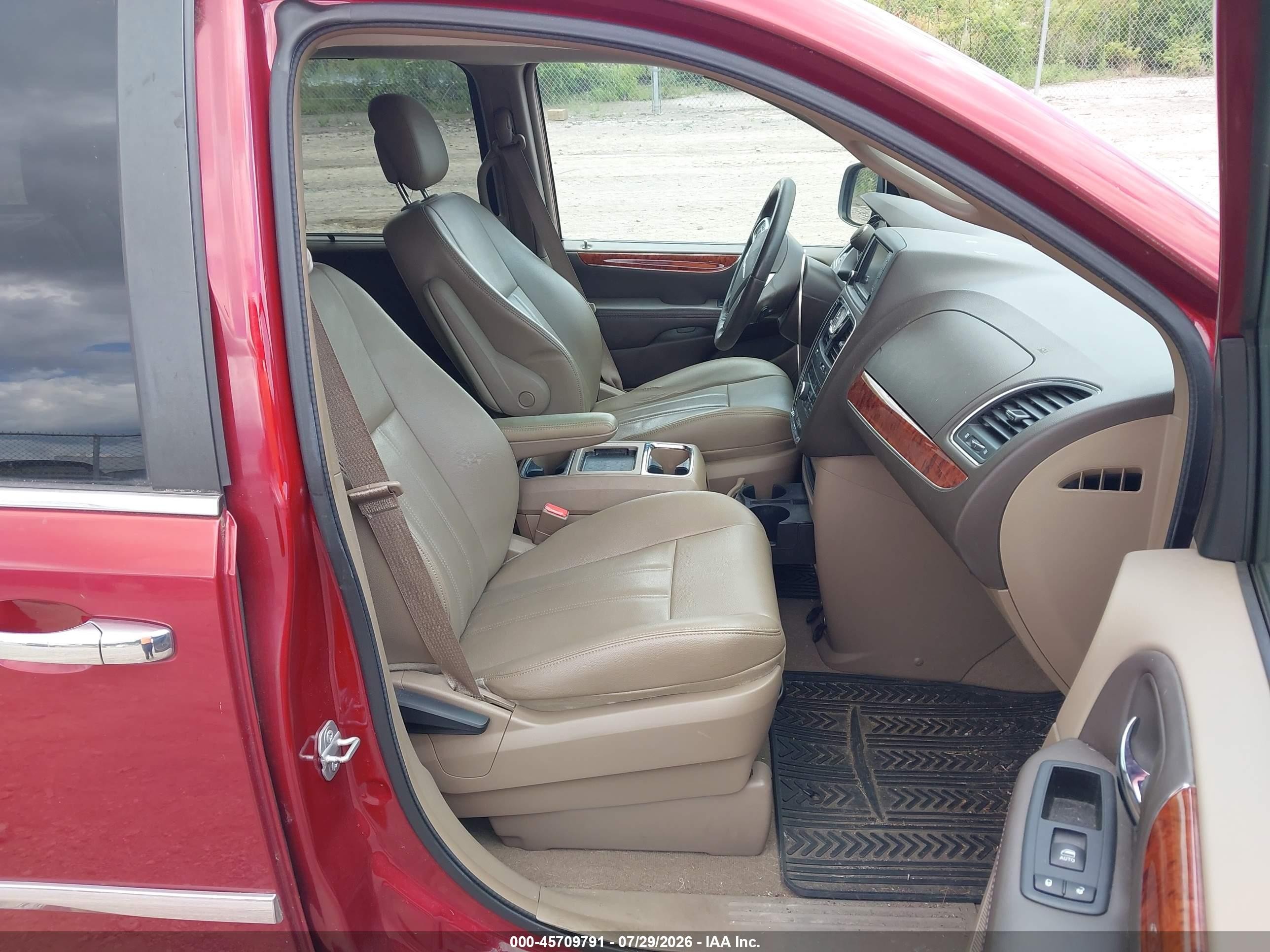 2014 Chrysler Town & Country Touring Red vin: 2C4RC1BGXER423616