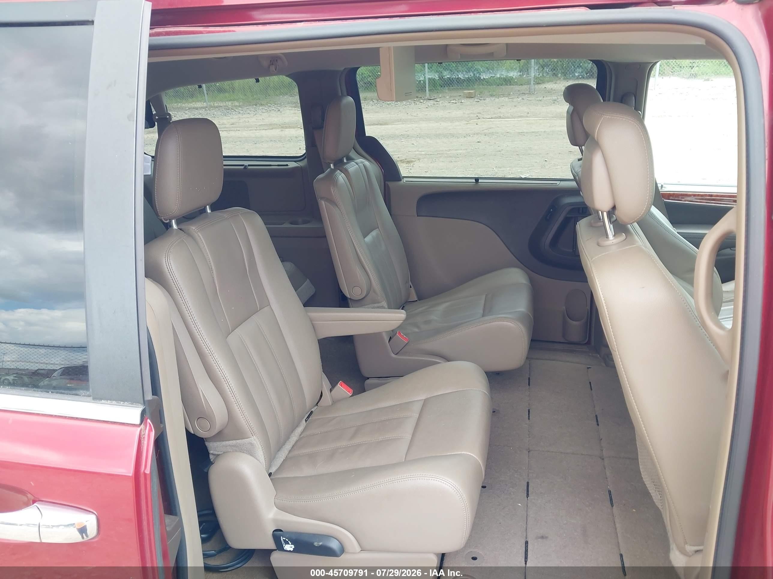 2014 Chrysler Town & Country Touring Red vin: 2C4RC1BGXER423616