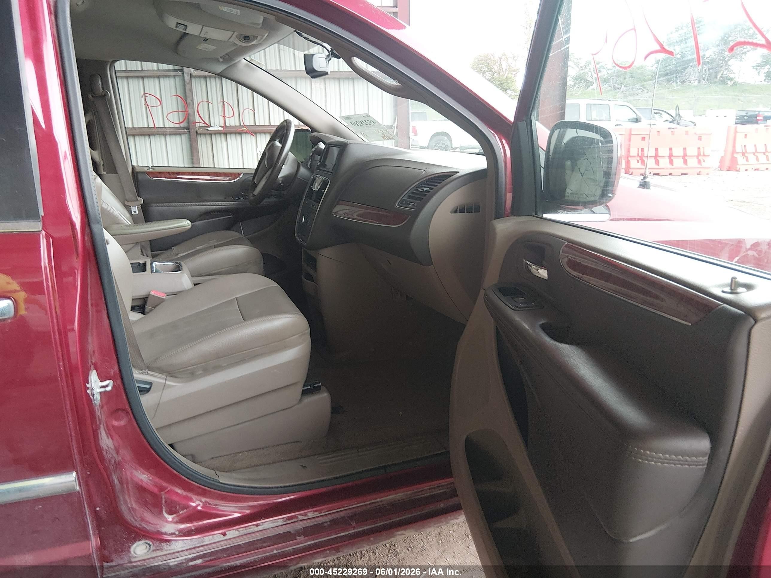 2014 Chrysler Town & Country Touring Red vin: 2C4RC1BGXER454834