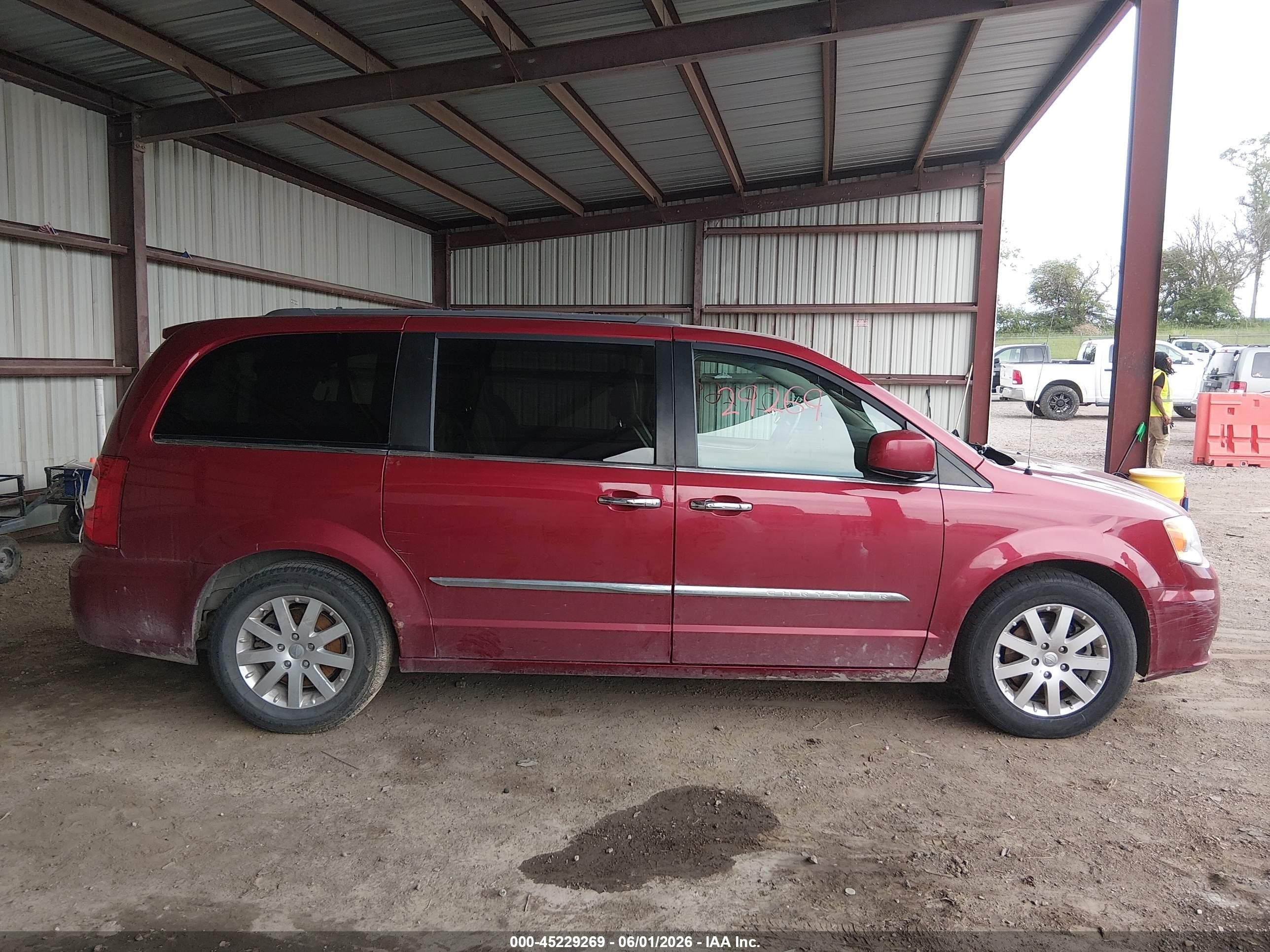 2014 Chrysler Town & Country Touring Red vin: 2C4RC1BGXER454834