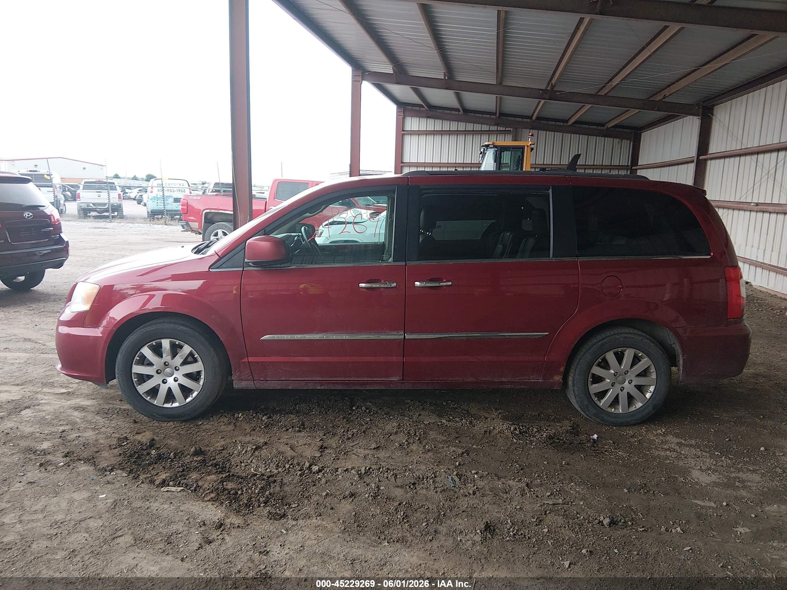 2014 Chrysler Town & Country Touring Red vin: 2C4RC1BGXER454834