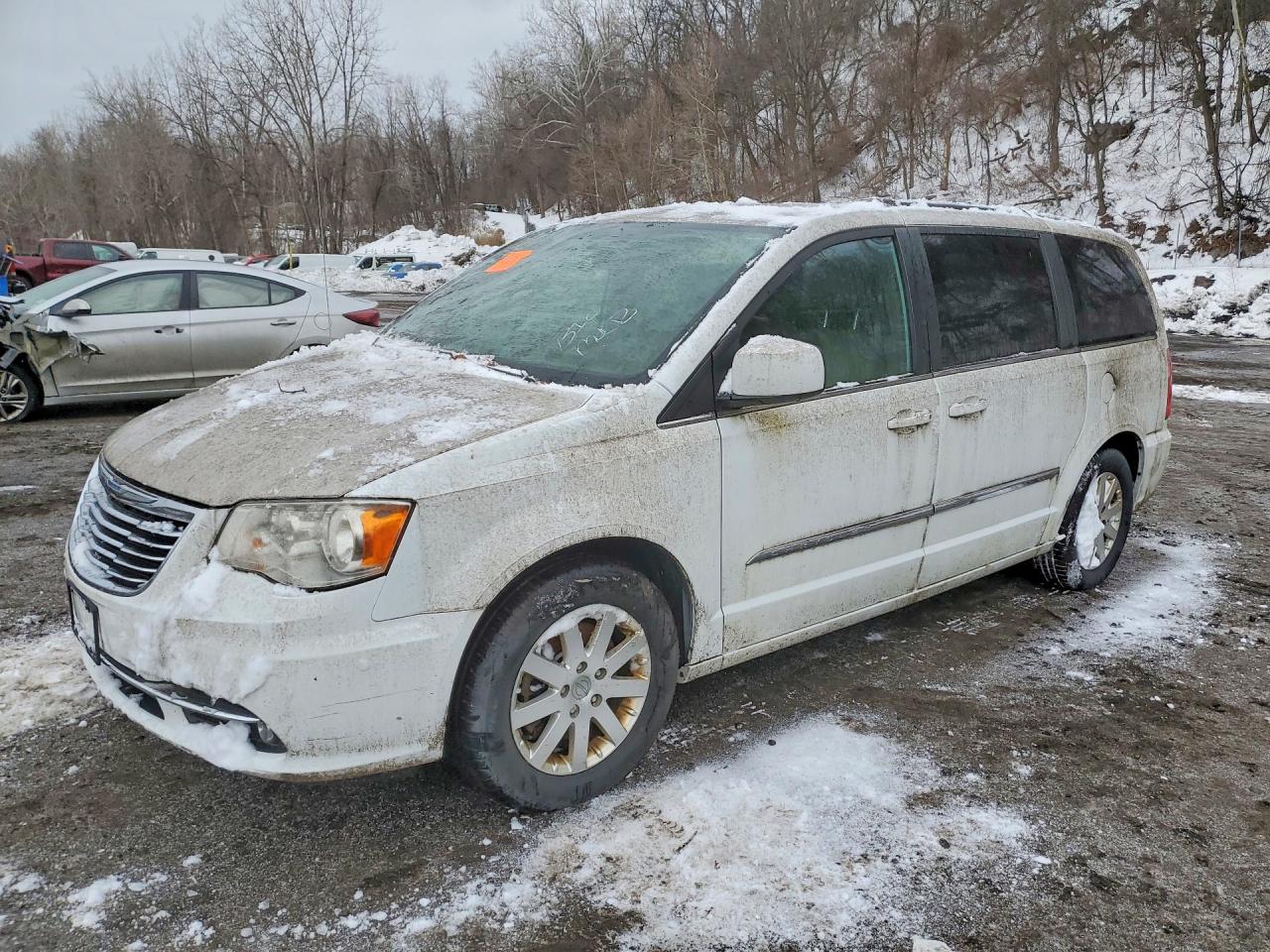 2015 Chrysler Town And Coun Белый vin: 2C4RC1BGXFR538802