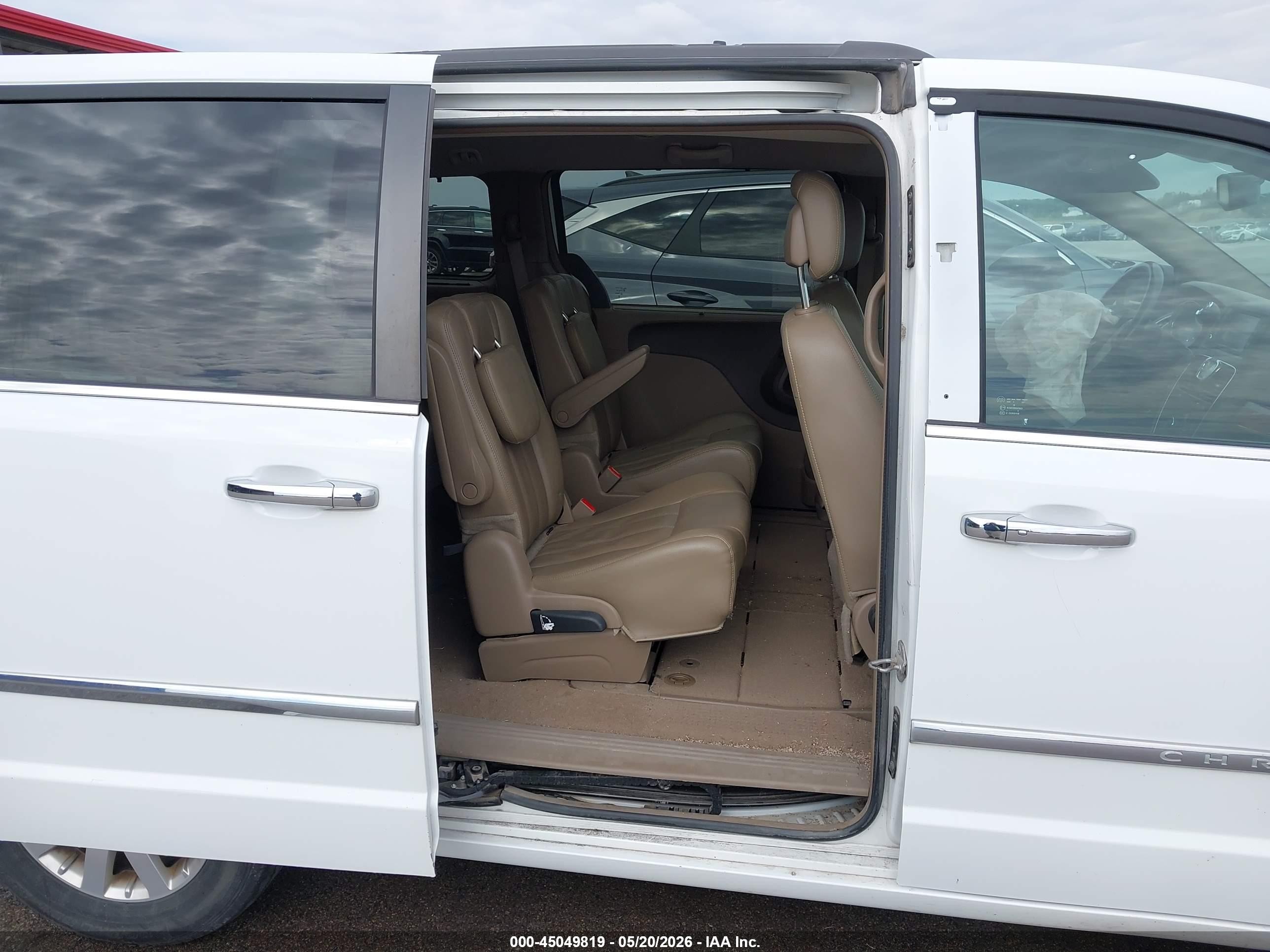 2015 Chrysler Town & Country Touring White vin: 2C4RC1BGXFR539738