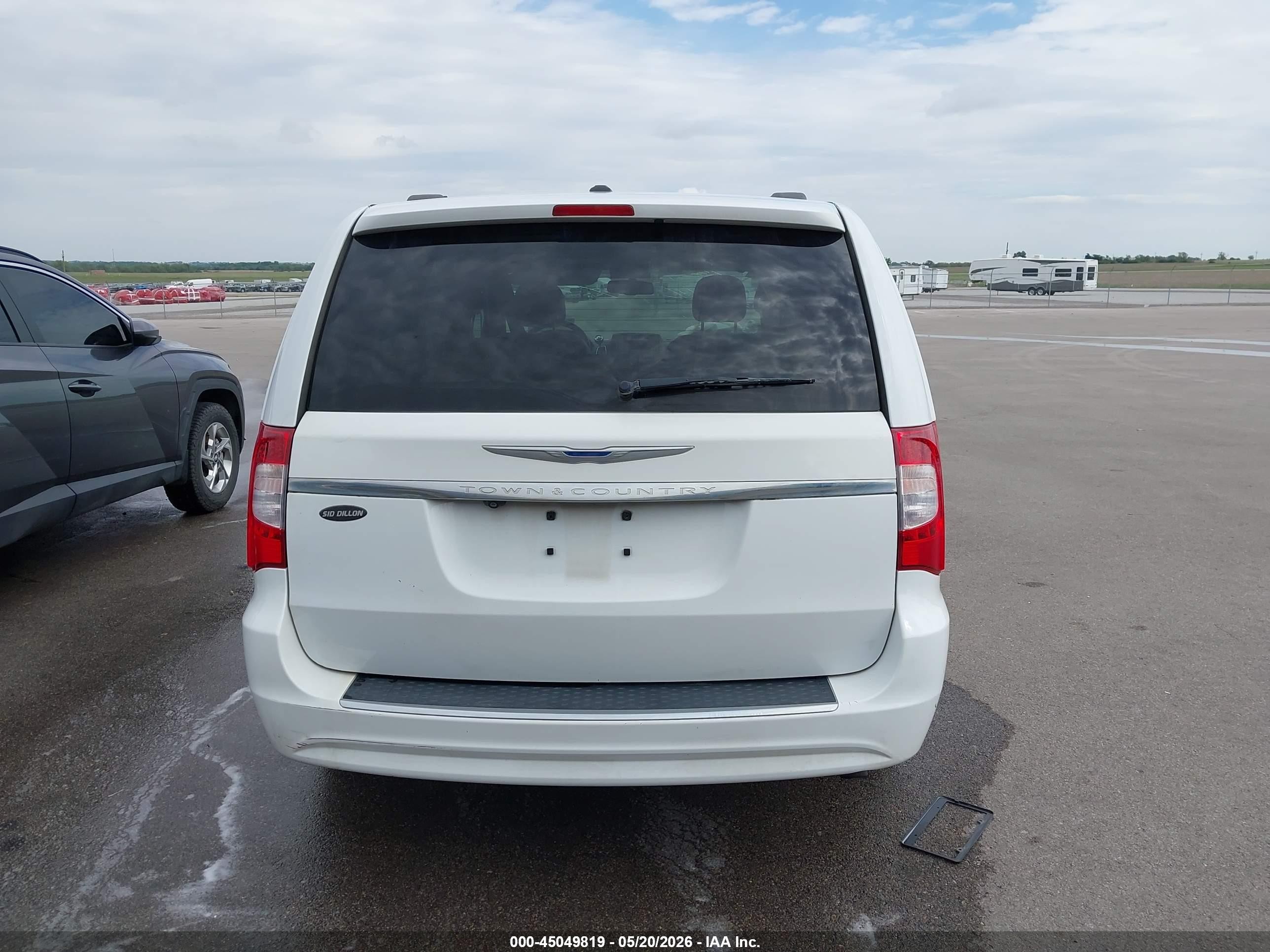 2015 Chrysler Town & Country Touring White vin: 2C4RC1BGXFR539738
