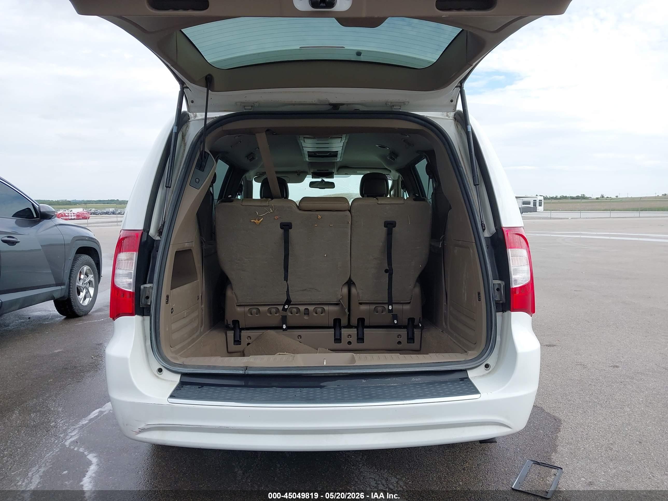 2015 Chrysler Town & Country Touring White vin: 2C4RC1BGXFR539738