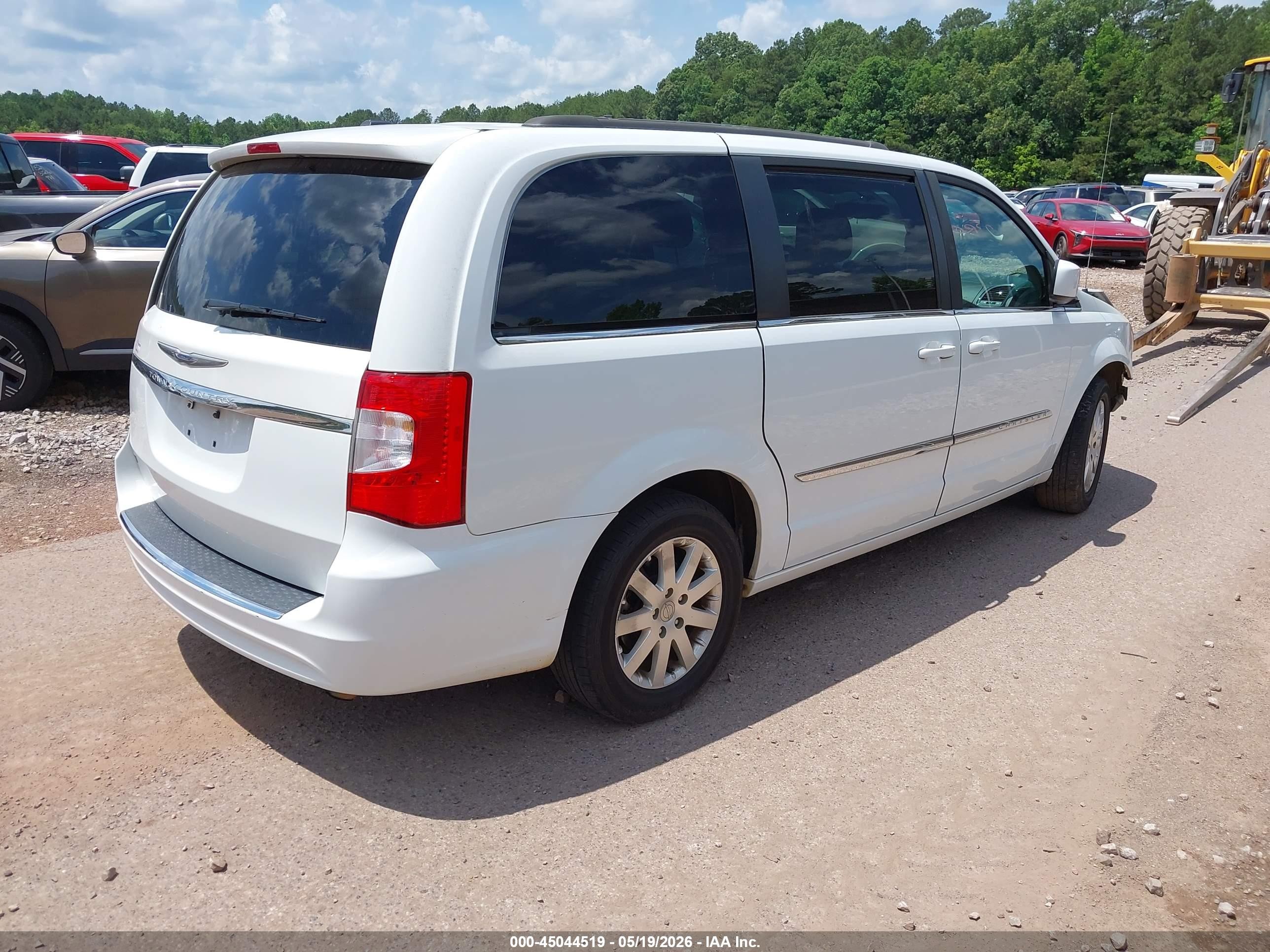 2015 Chrysler Town & Country Touring White vin: 2C4RC1BGXFR561352