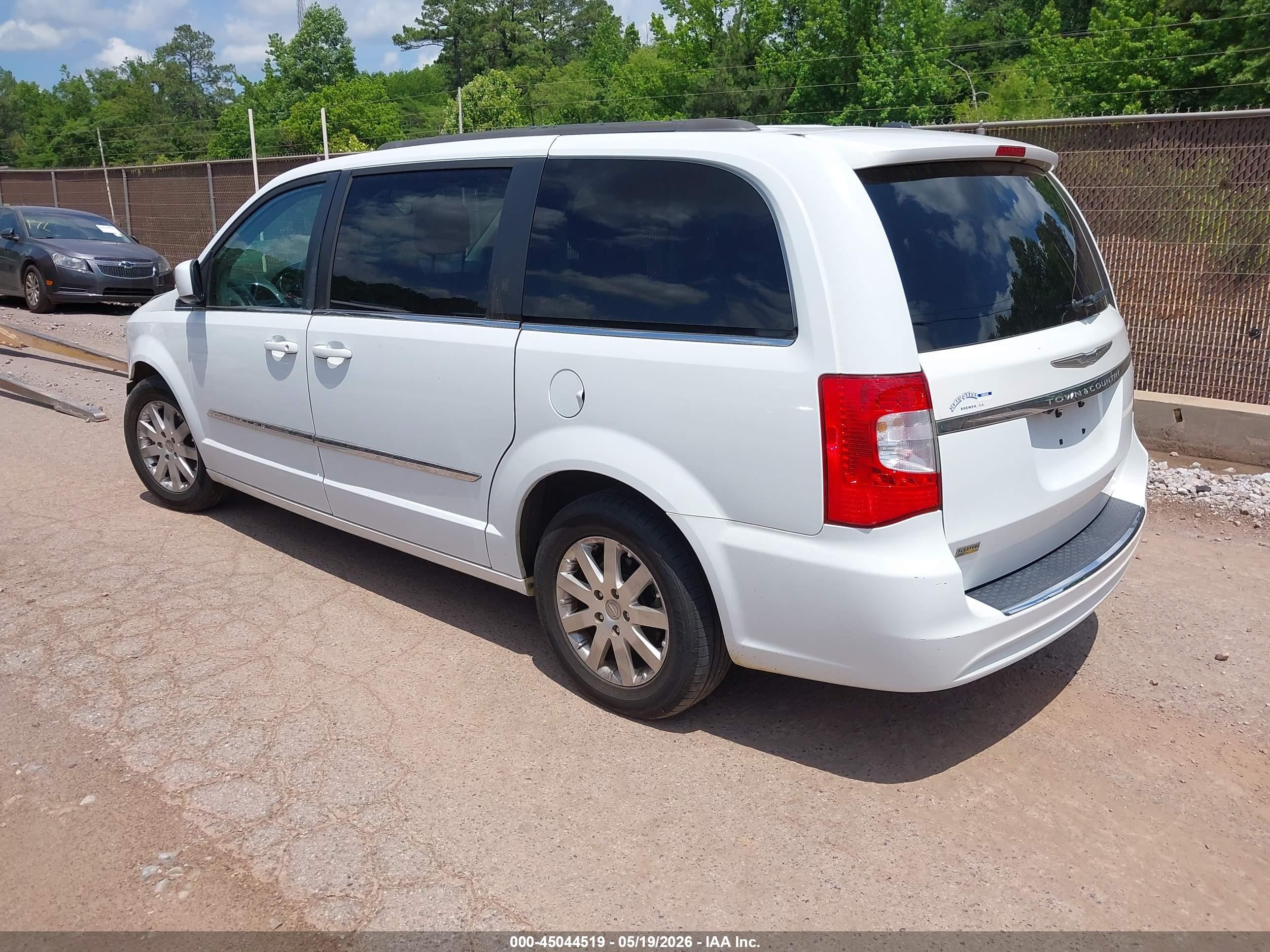 2015 Chrysler Town & Country Touring White vin: 2C4RC1BGXFR561352