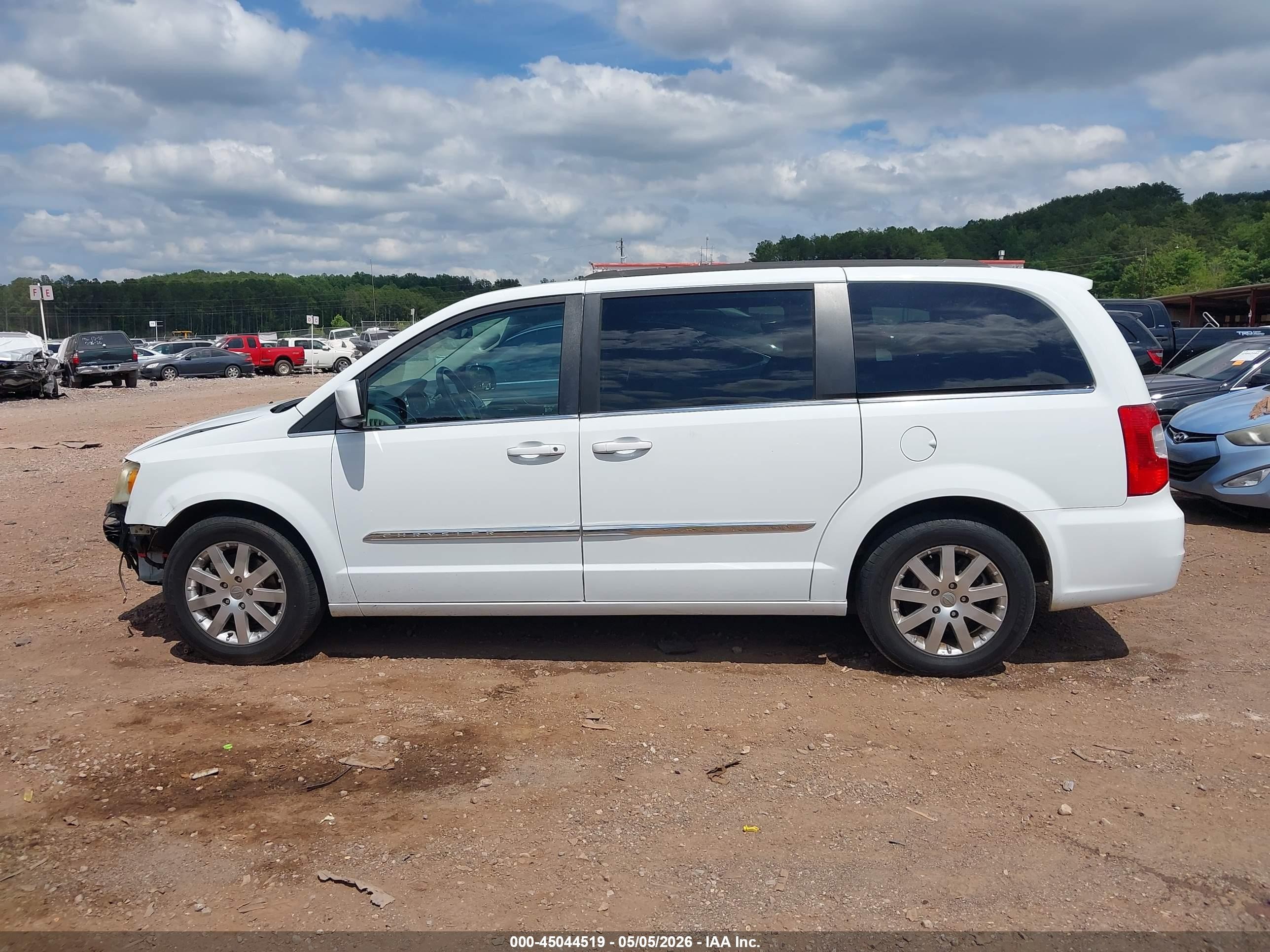 2015 Chrysler Town & Country Touring White vin: 2C4RC1BGXFR561352