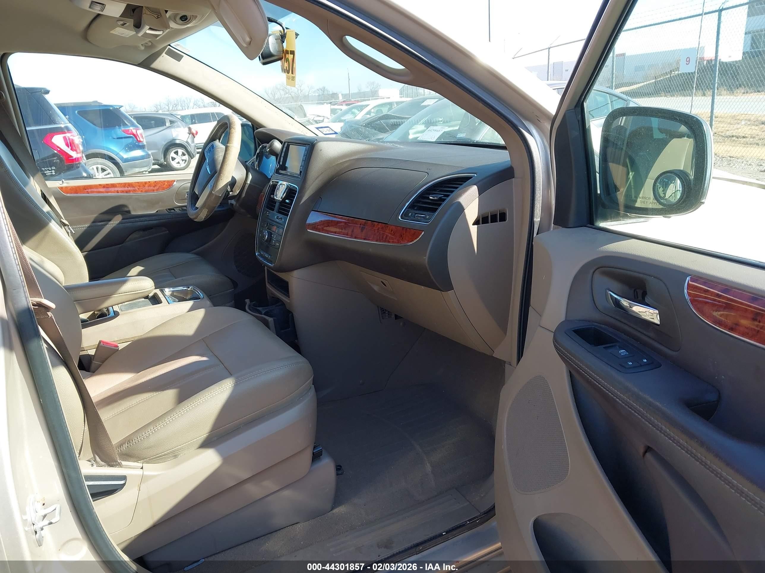 2015 Chrysler Town & Country Touring Tan vin: 2C4RC1BGXFR717681