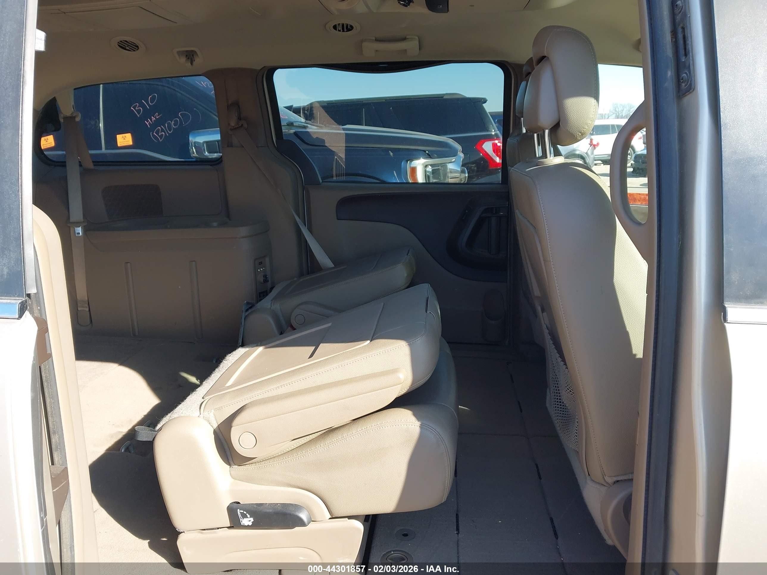 2015 Chrysler Town & Country Touring Tan vin: 2C4RC1BGXFR717681