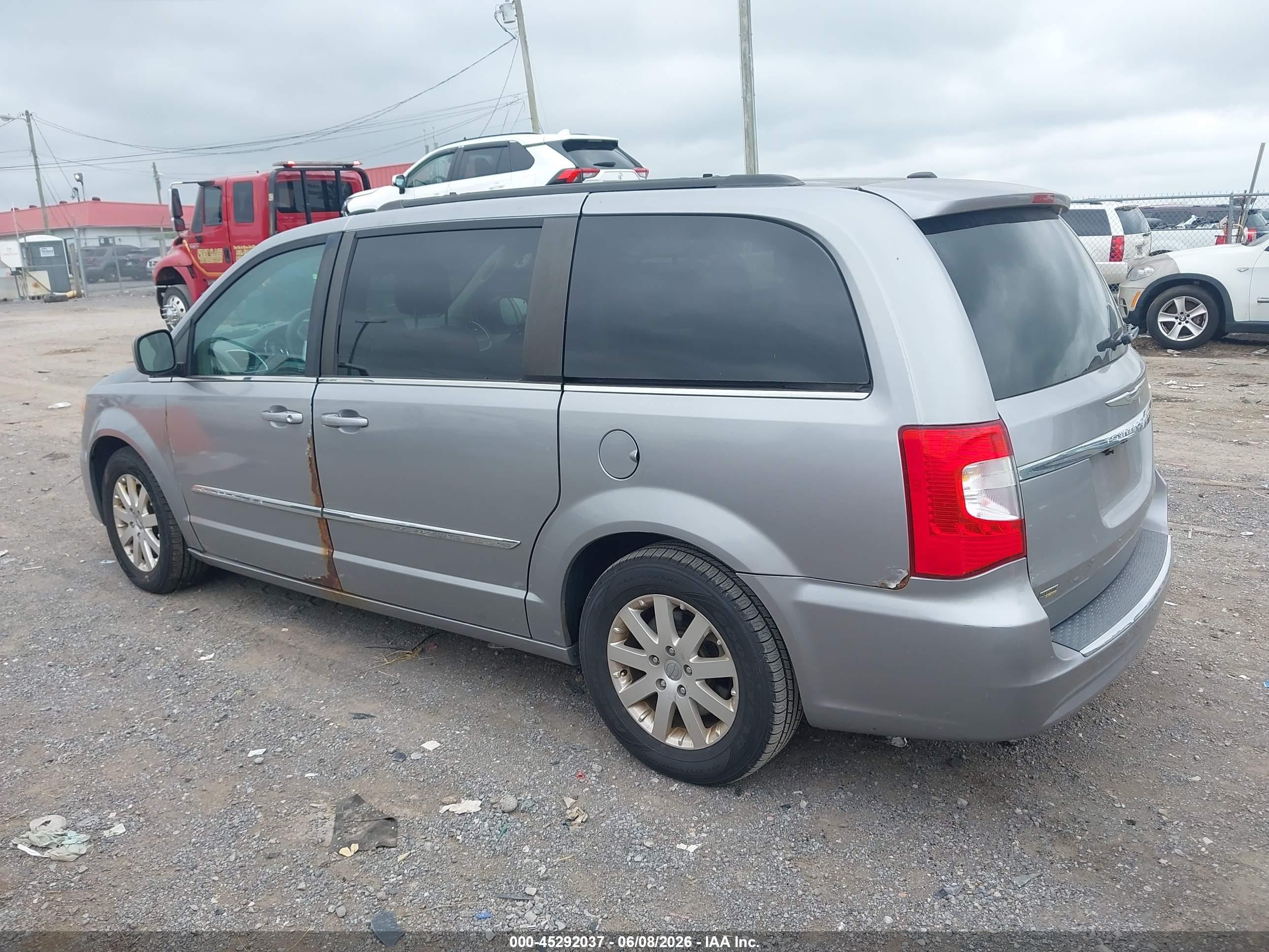 2016 Chrysler Town & Country Touring Silver vin: 2C4RC1BGXGR118684
