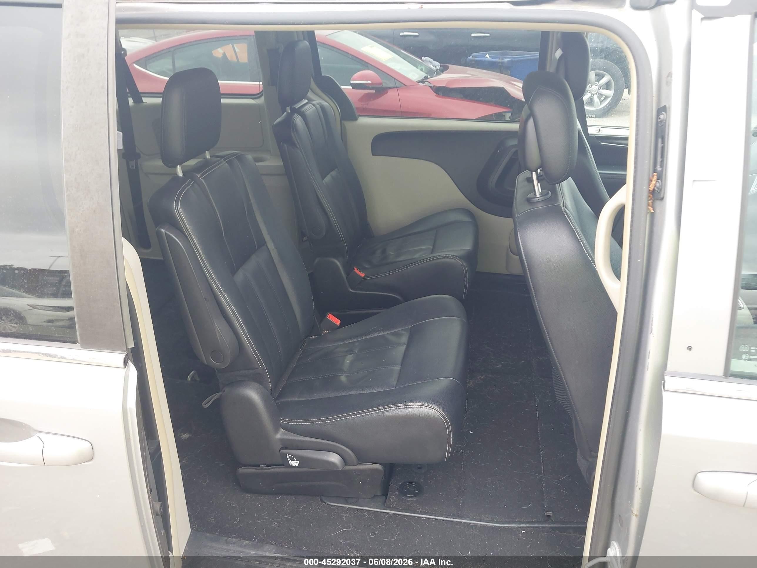 2016 Chrysler Town & Country Touring Silver vin: 2C4RC1BGXGR118684