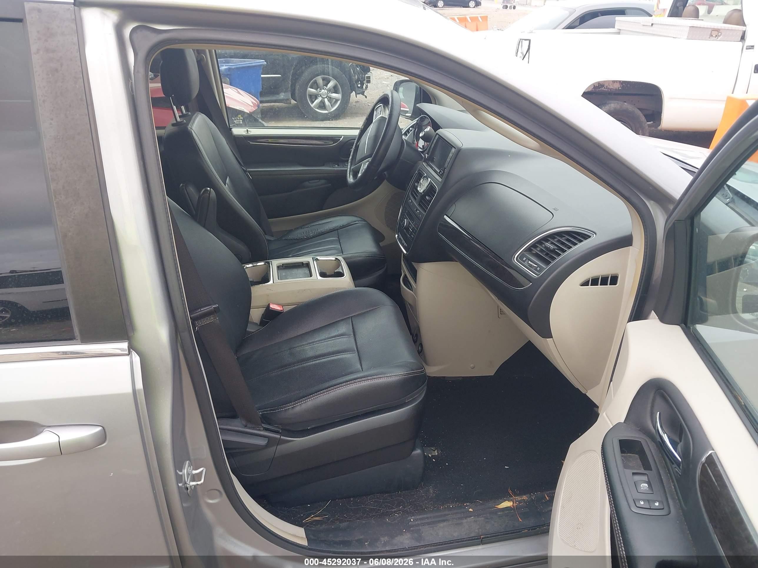 2016 Chrysler Town & Country Touring Silver vin: 2C4RC1BGXGR118684