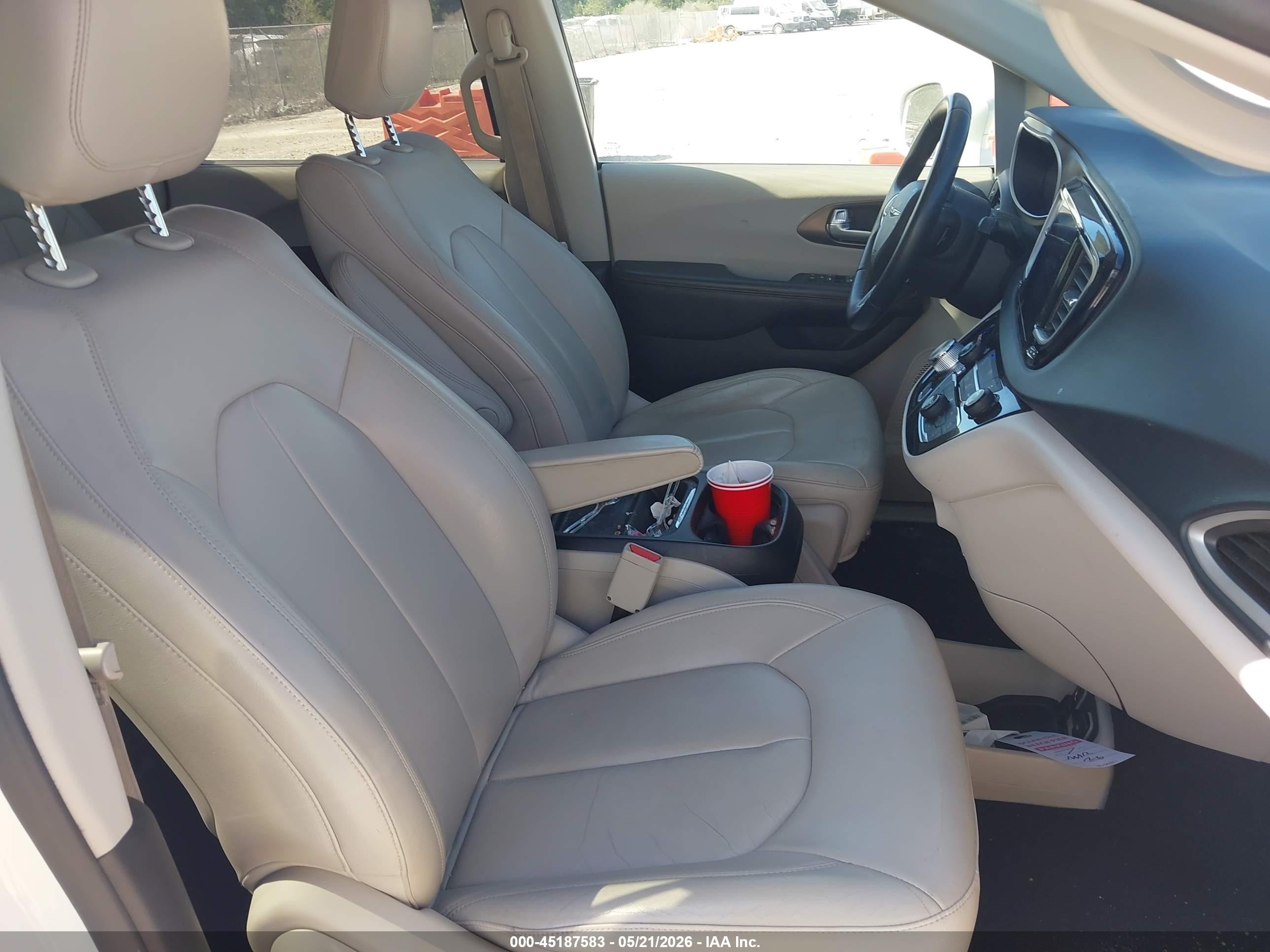 2017 Chrysler Pacifica Touring-l White vin: 2C4RC1BGXHR503115