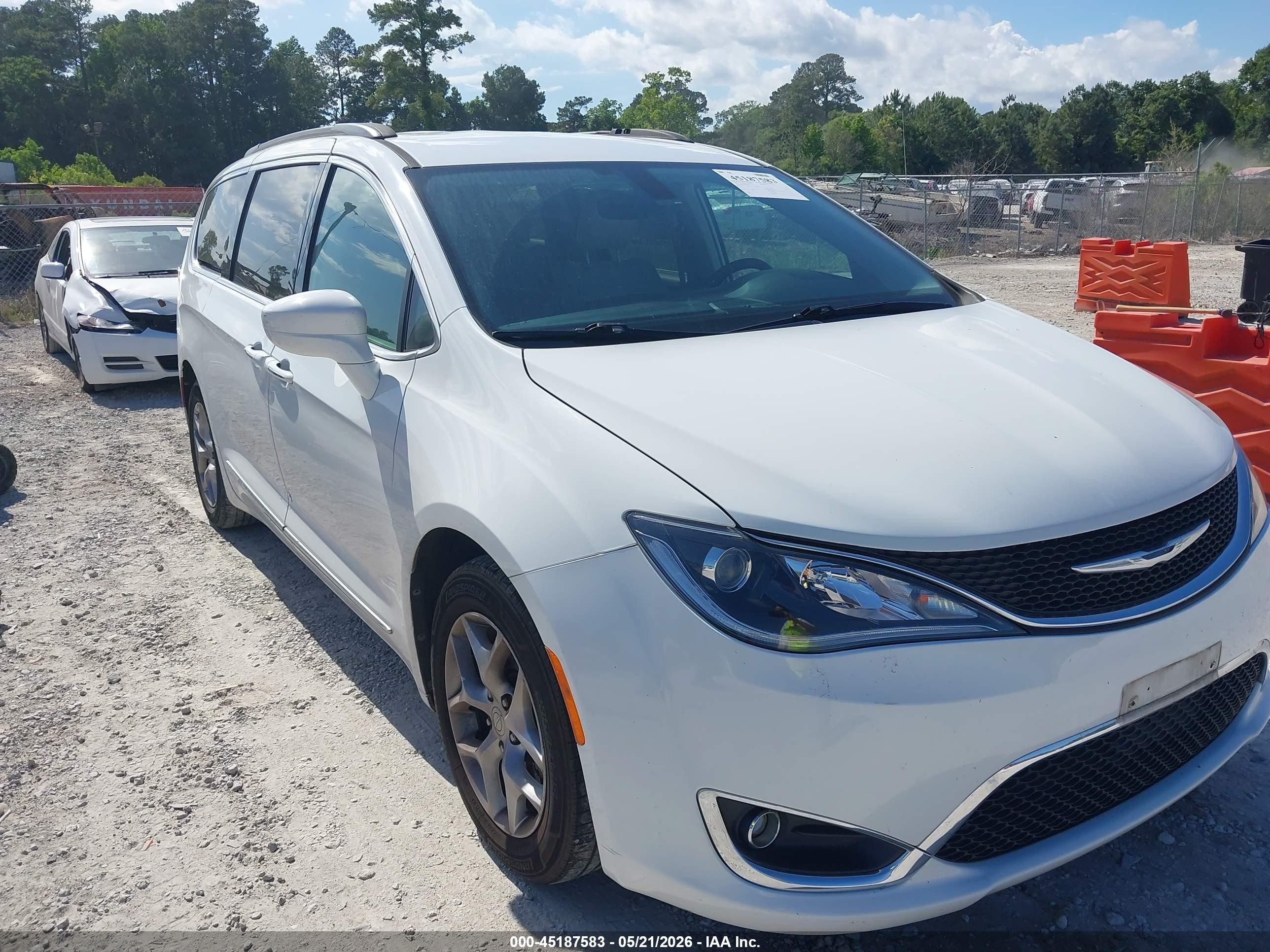 2017 Chrysler Pacifica Touring-l White vin: 2C4RC1BGXHR503115