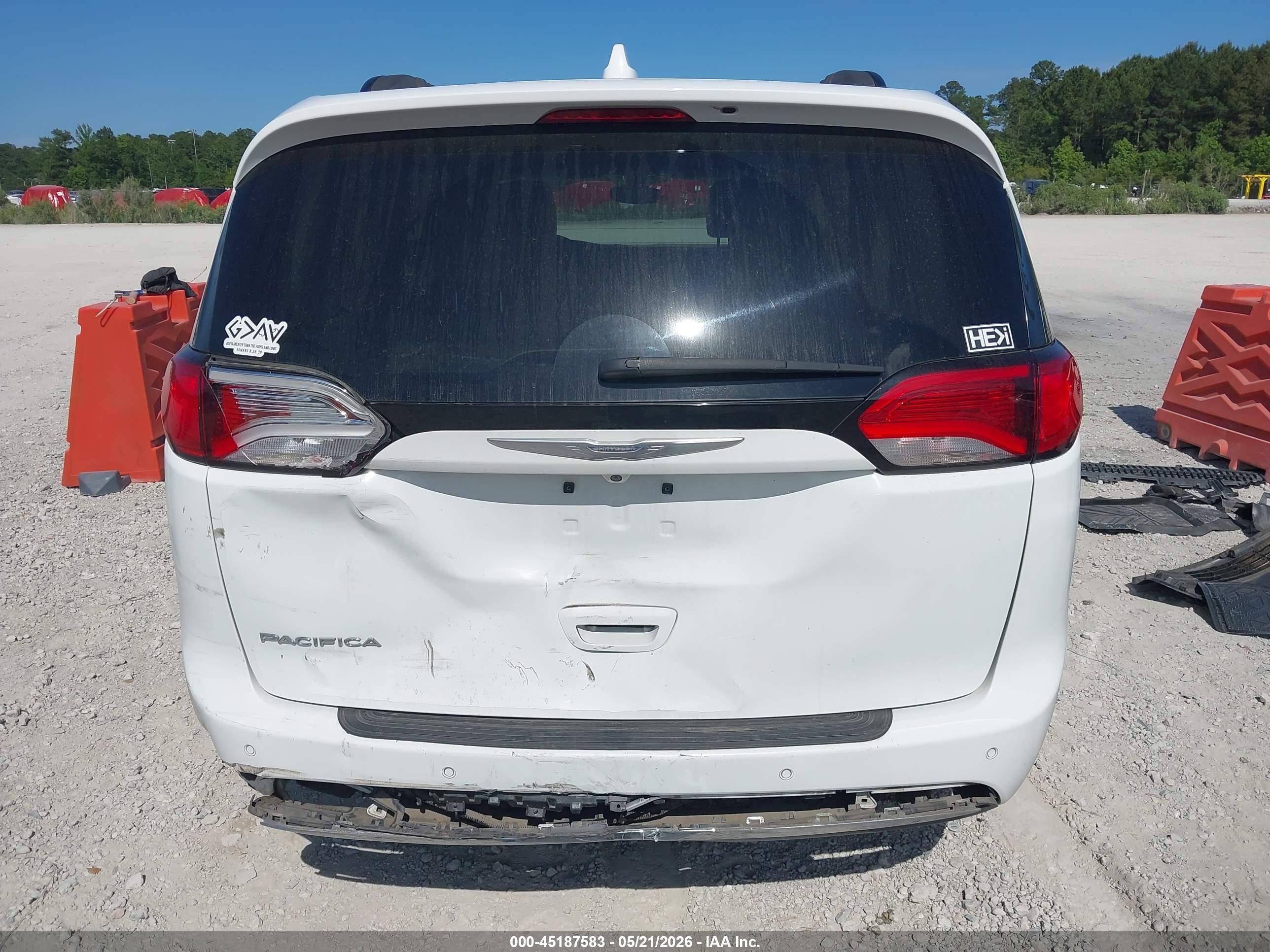2017 Chrysler Pacifica Touring-l White vin: 2C4RC1BGXHR503115