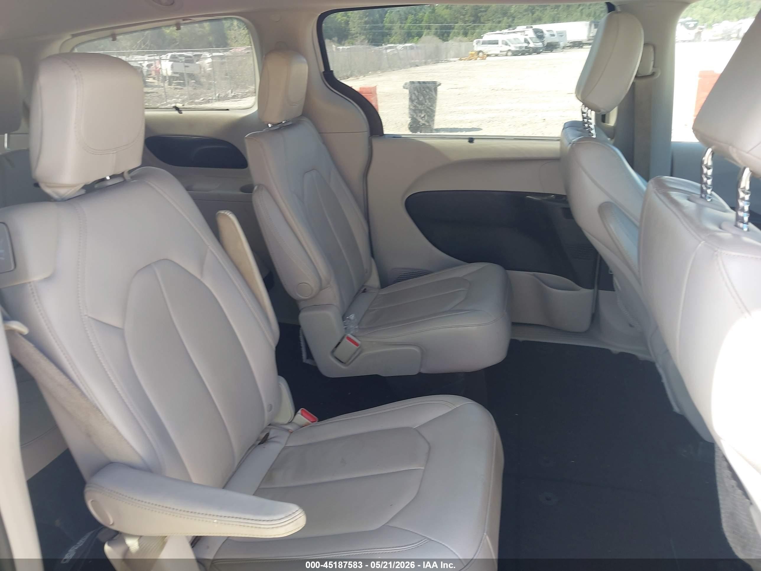2017 Chrysler Pacifica Touring-l White vin: 2C4RC1BGXHR503115