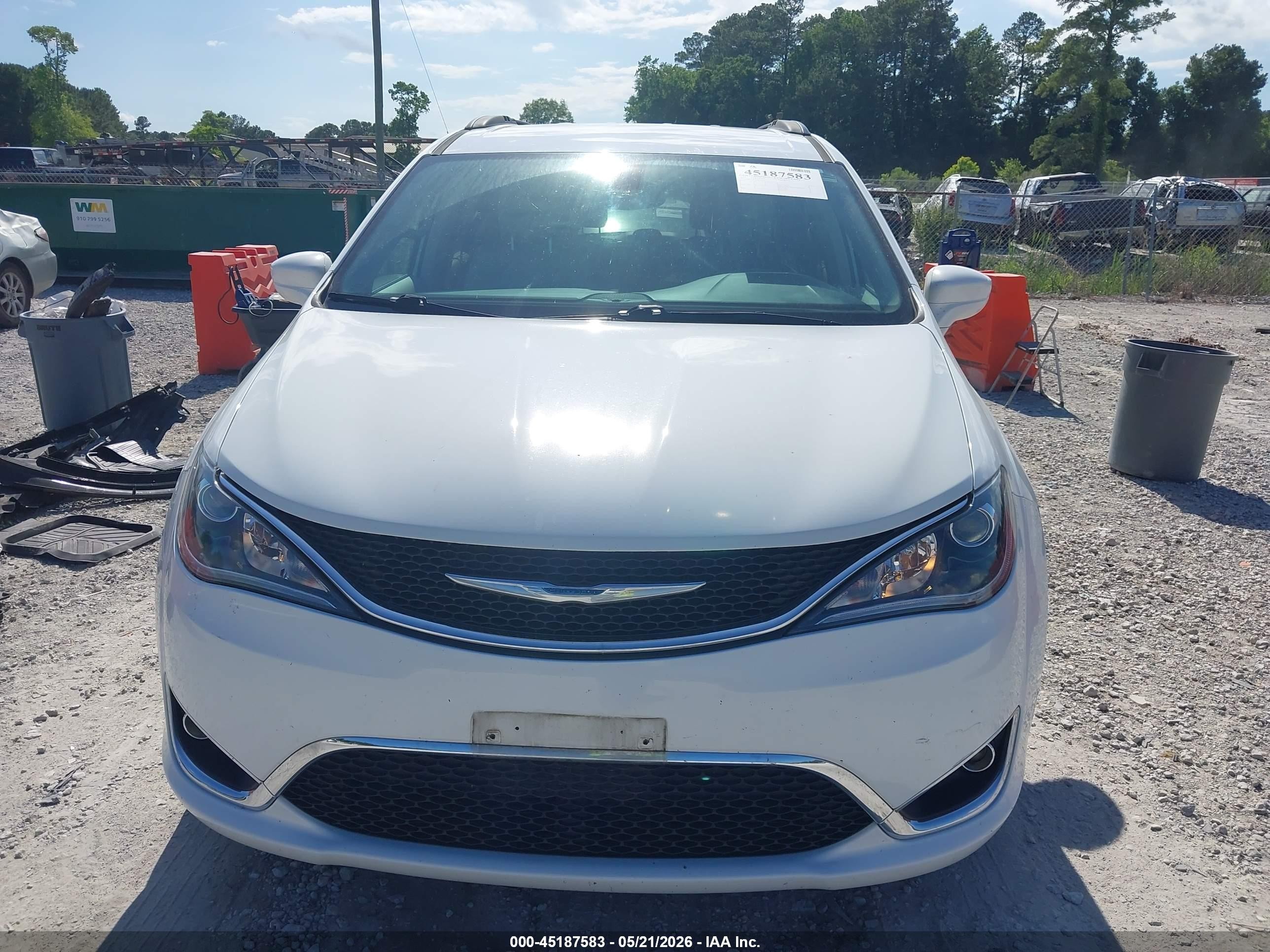 2017 Chrysler Pacifica Touring-l White vin: 2C4RC1BGXHR503115