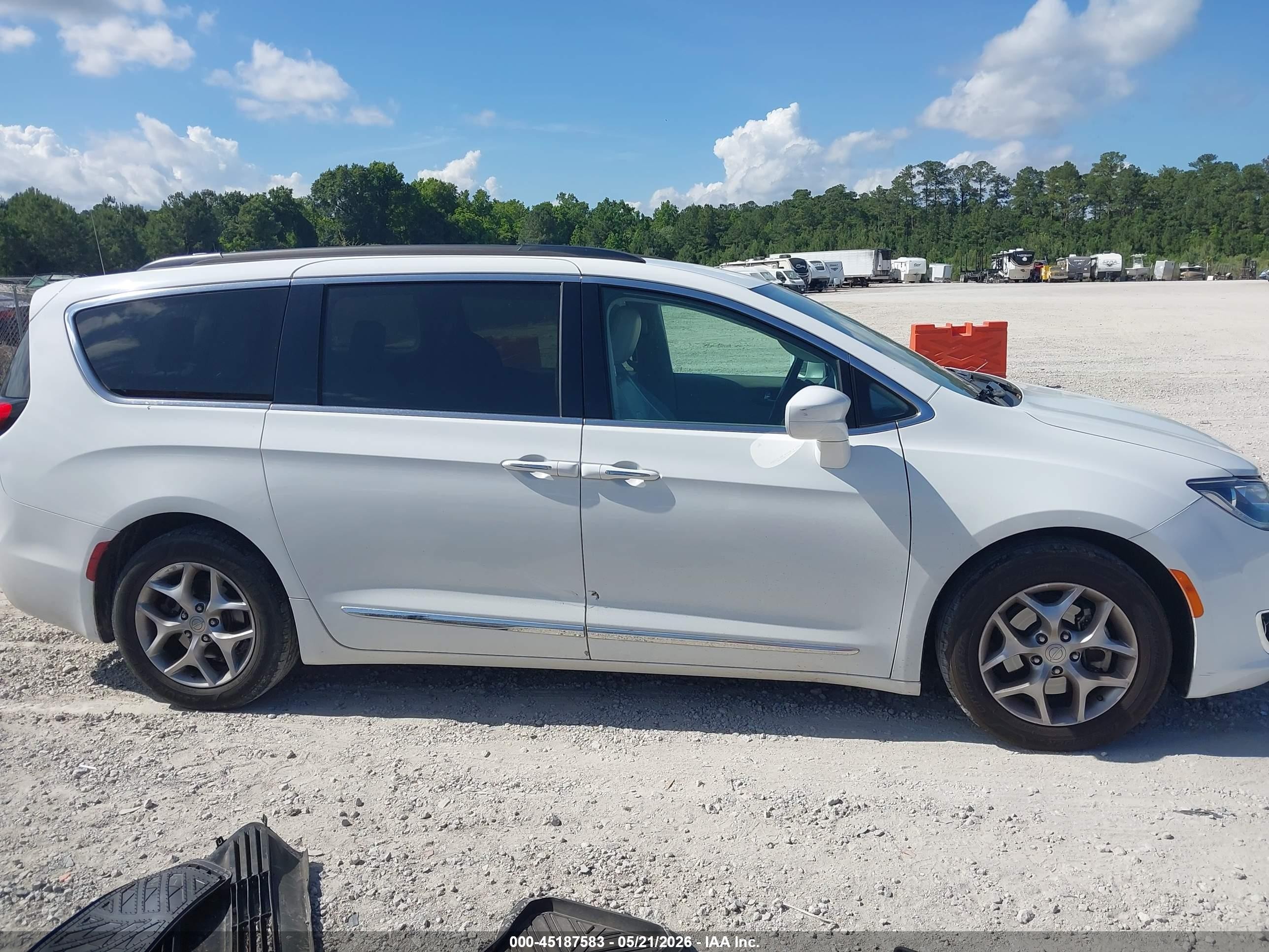 2017 Chrysler Pacifica Touring-l White vin: 2C4RC1BGXHR503115