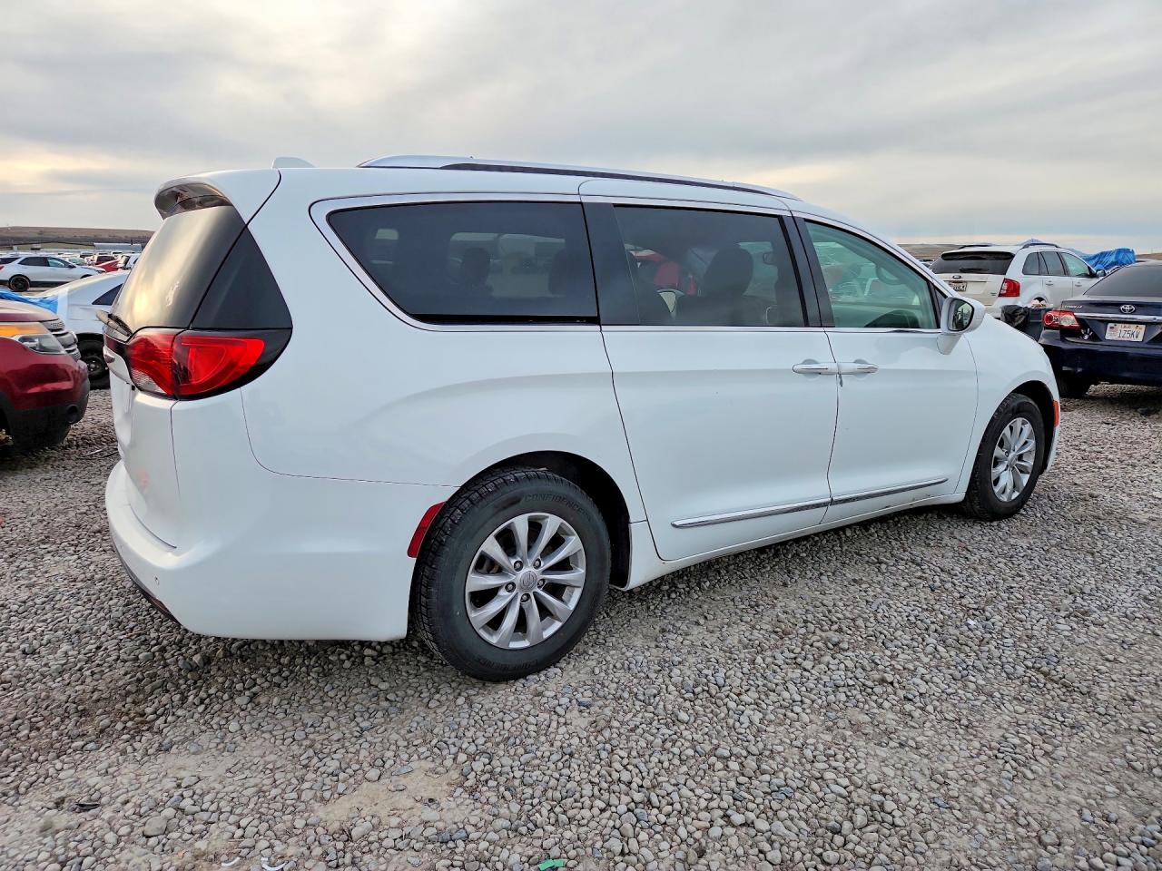 2018 Chrysler Pacifica Touring L White vin: 2C4RC1BGXJR114416