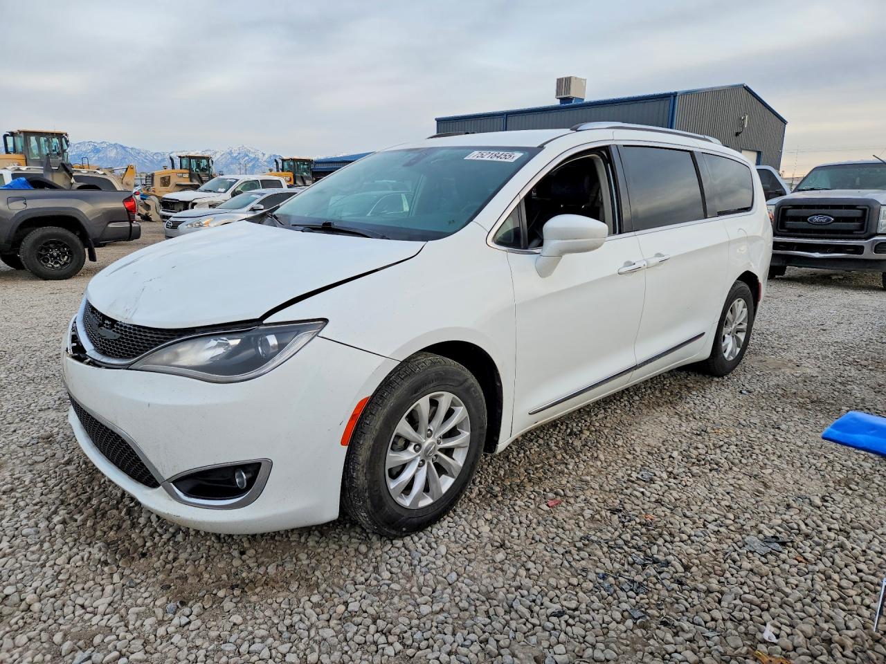 2018 Chrysler Pacifica Touring L White vin: 2C4RC1BGXJR114416