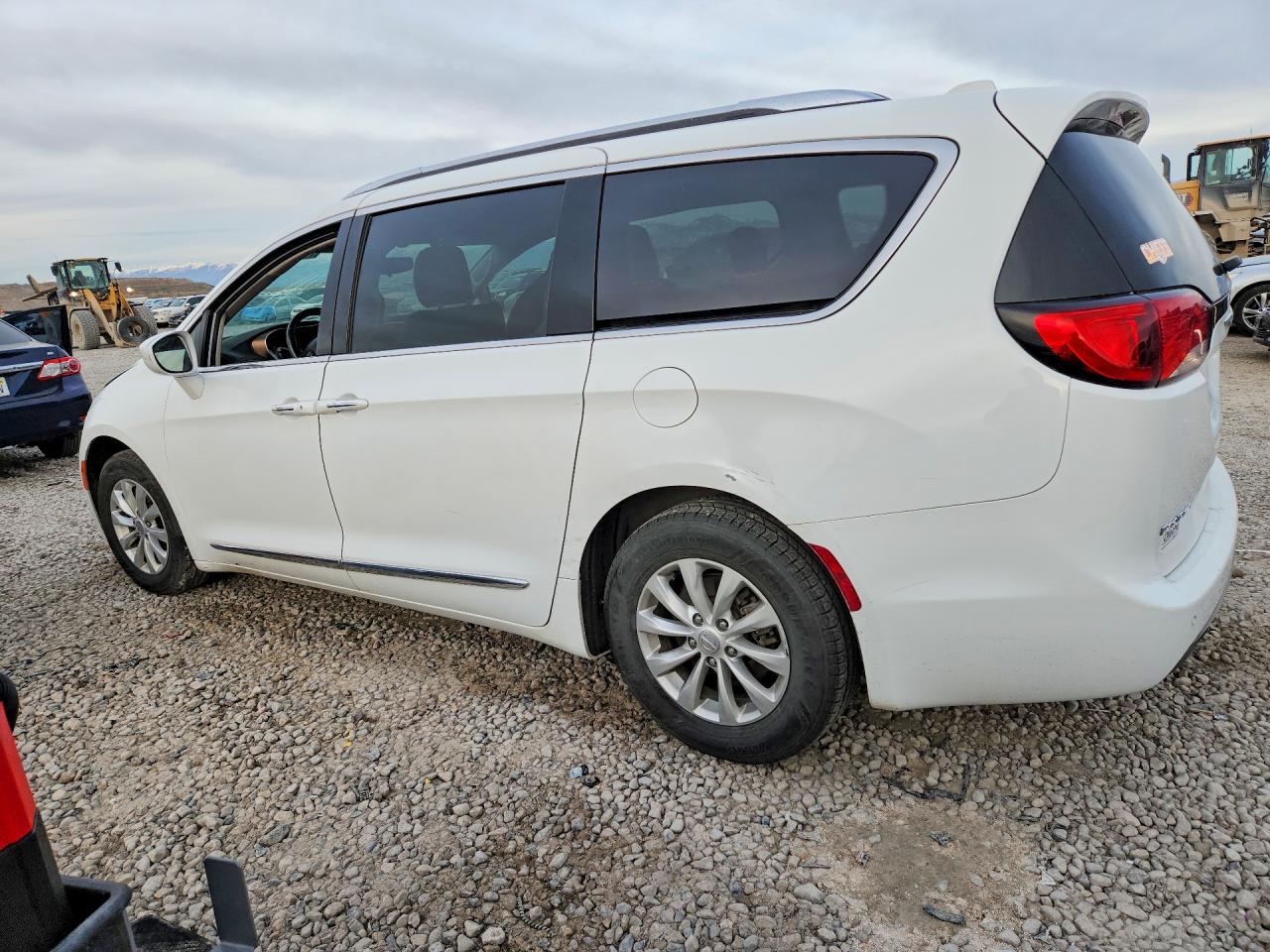 2018 Chrysler Pacifica Touring L White vin: 2C4RC1BGXJR114416