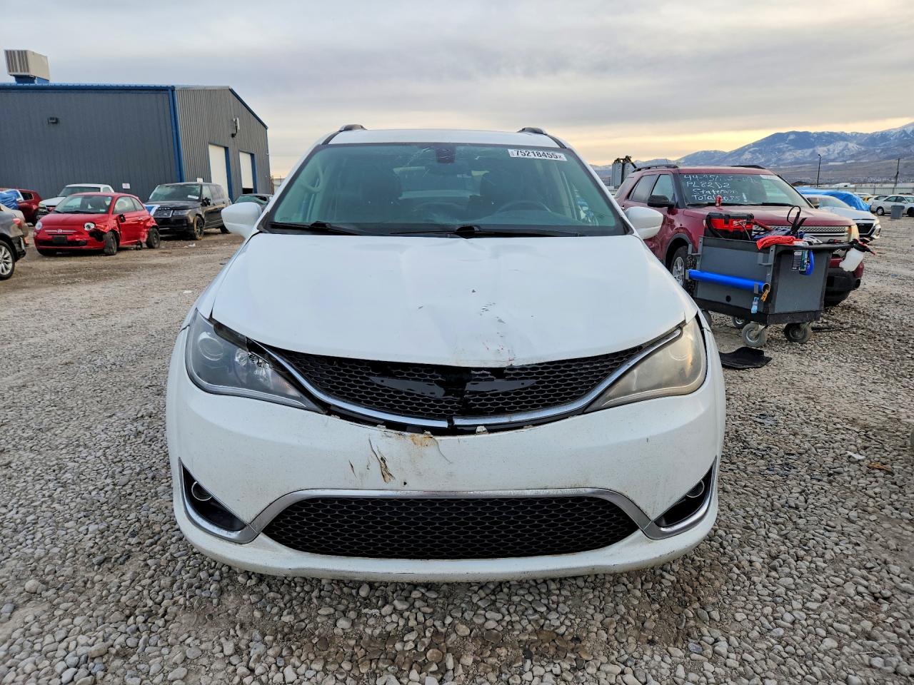 2018 Chrysler Pacifica Touring L White vin: 2C4RC1BGXJR114416