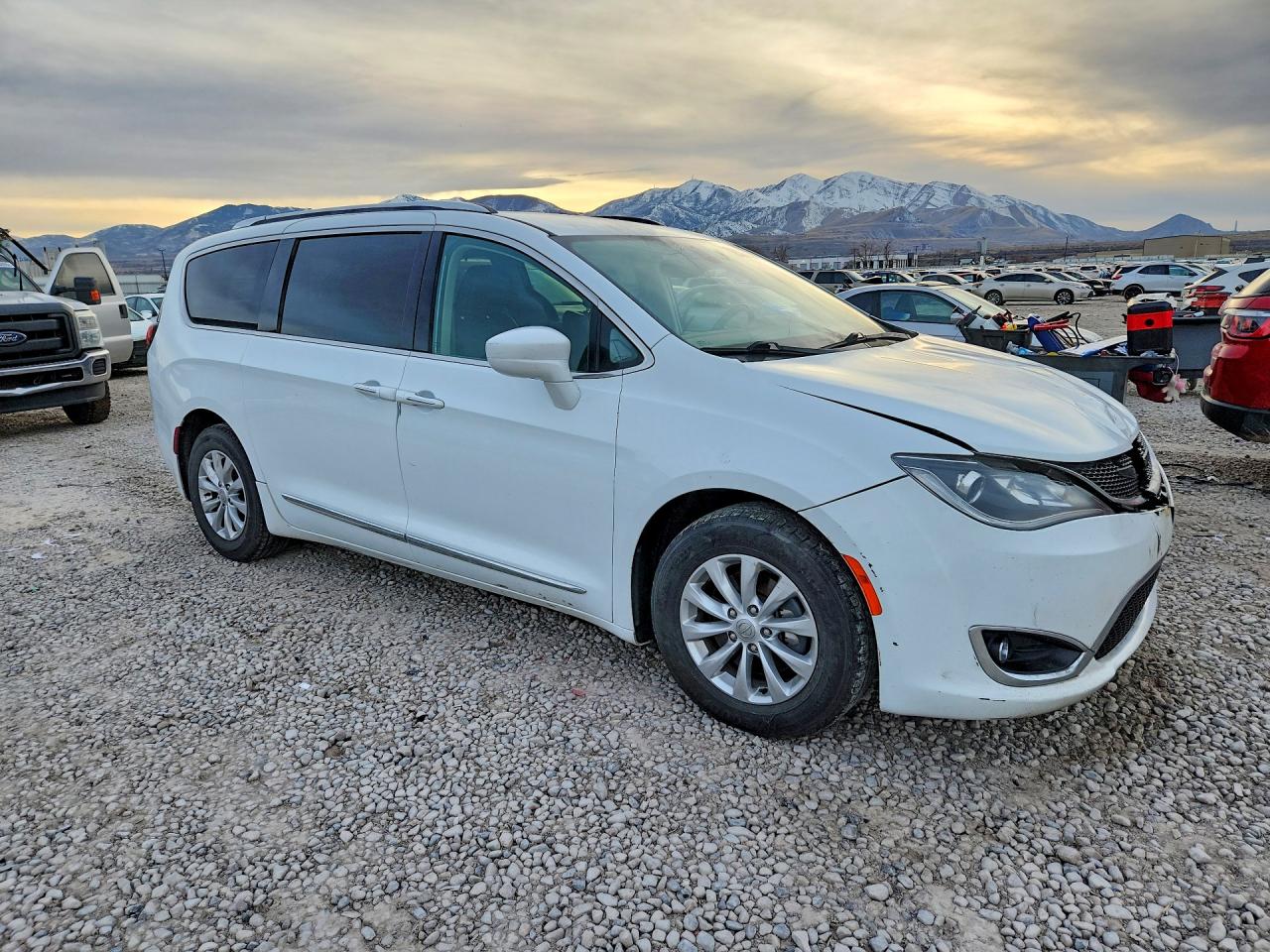 2018 Chrysler Pacifica Touring L White vin: 2C4RC1BGXJR114416
